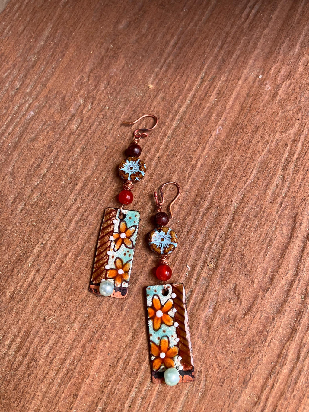 boucles, boucles bohème, cuivré émaillé, bois, verre tchèque, cornaline, gemme, nacre Swarovski