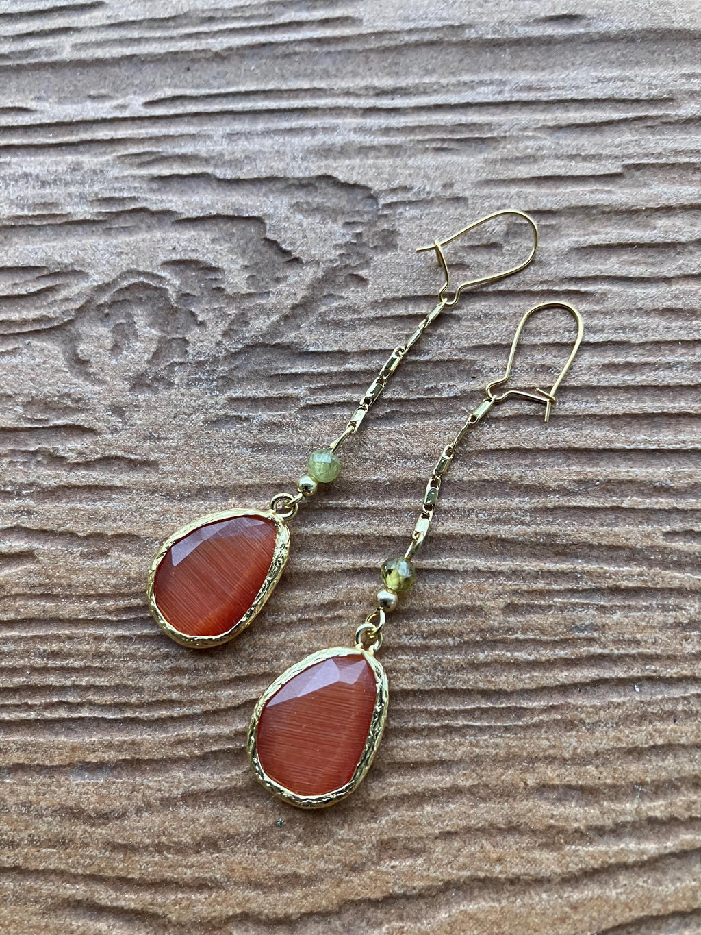 Boucles originales pendantes en plaqué or, cristal orange œil de chat cornaline et semi précieuse grenat vert