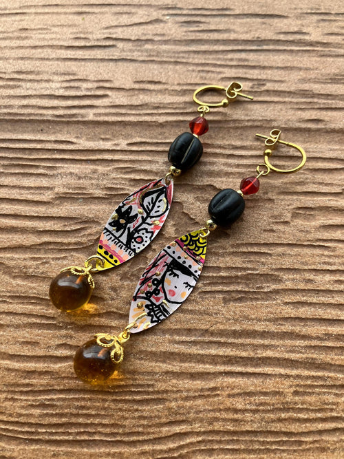 boucles bohème chic artistiques peintes en laiton, verre filé d art et verre rustique ancien