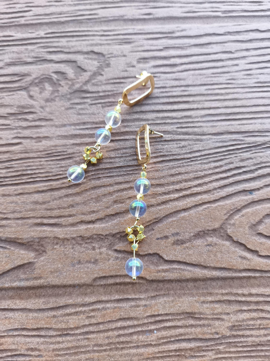 Boucles pendantes modernes en plaqué or et cristal de quartz