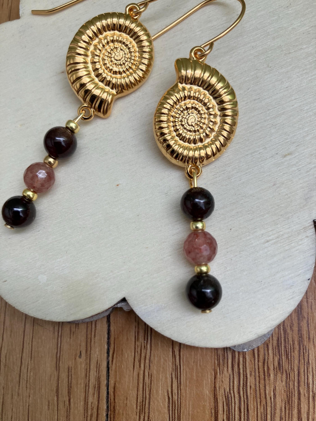 Boucles, boucles modernes,  laiton doré à l or fin 24k, semi précieuse, Grenat, Quartz fraise