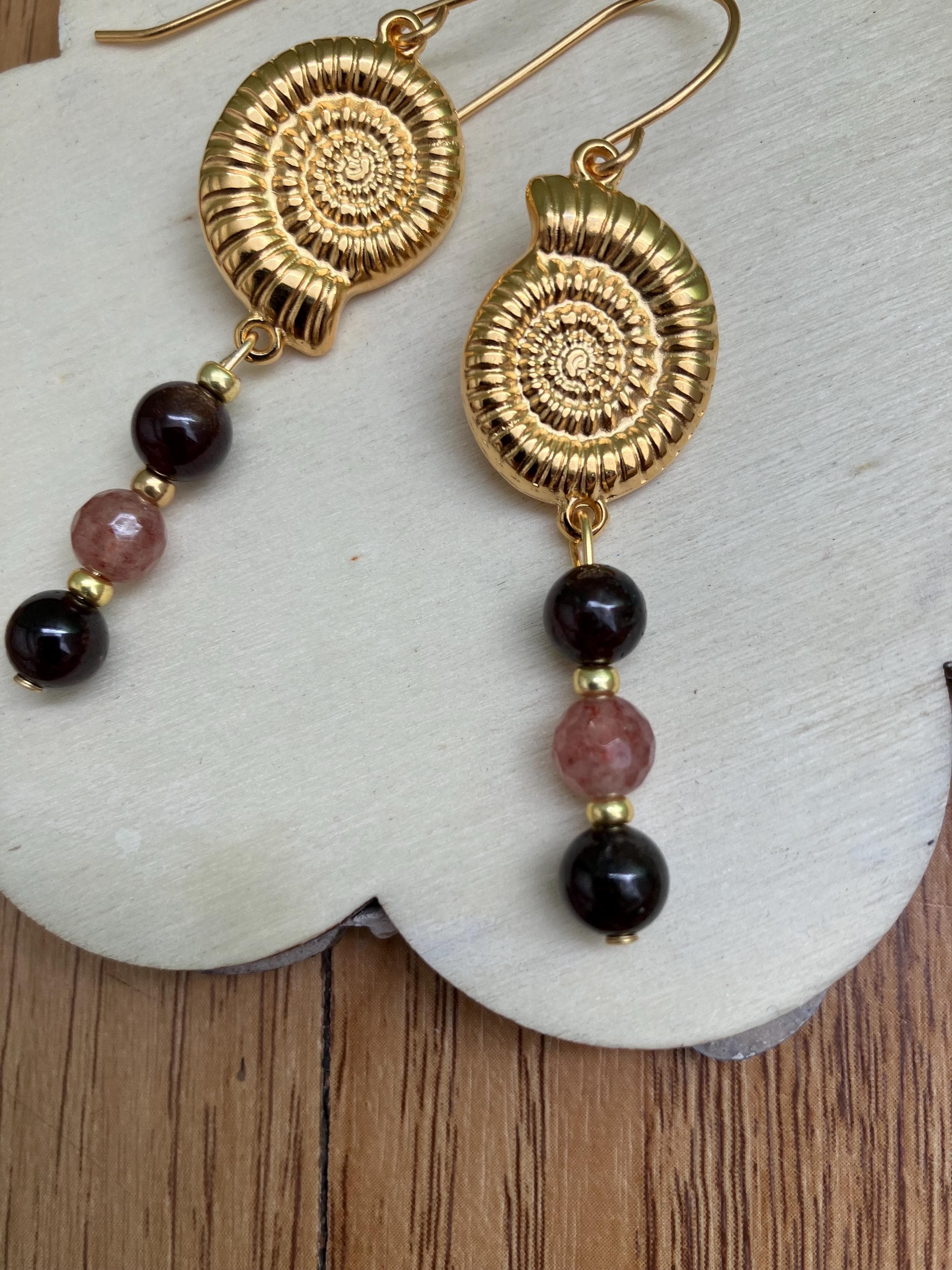 Boucles, boucles modernes,  laiton doré à l or fin 24k, semi précieuse, Grenat, Quartz fraise