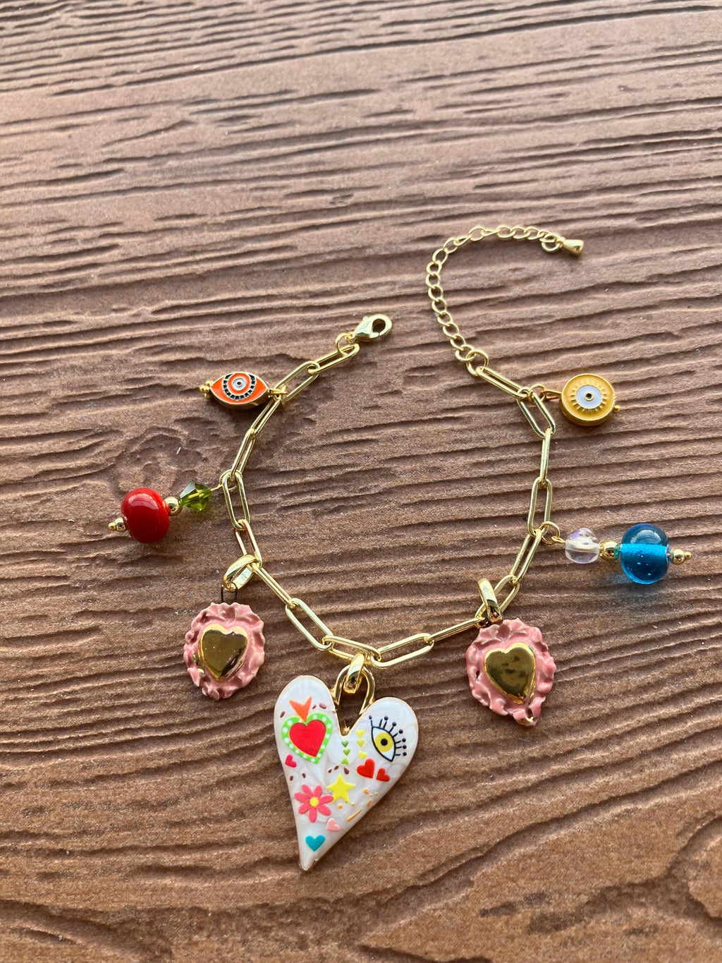 bracelet pampilles cœur porte bonheur en plaqué or, verre filé d art, émail, cristal Swarovski, céramique et porcelaine émaillée d art