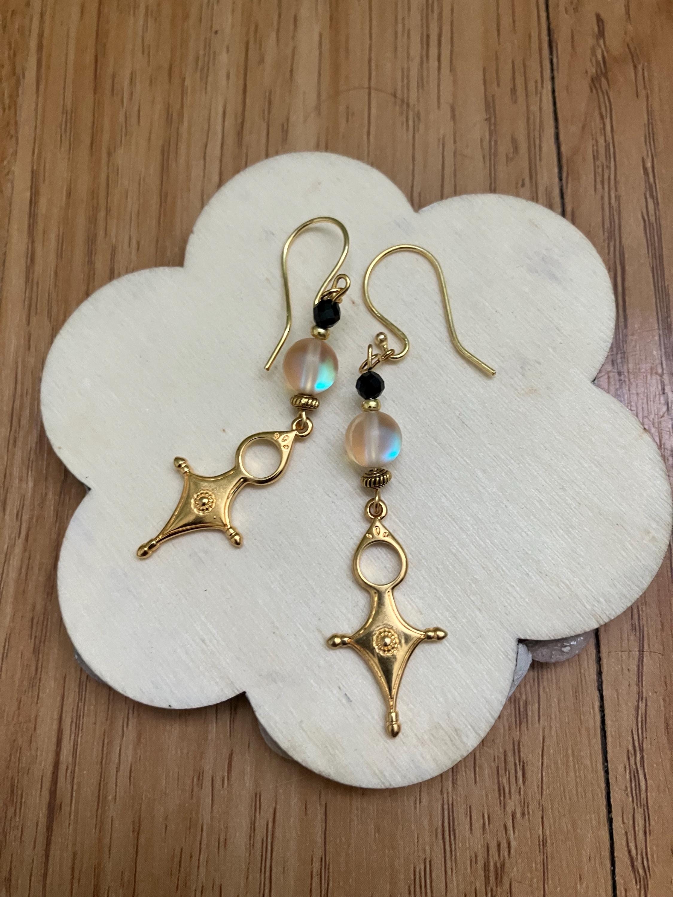 Boucles, Longues boucles ethniques en laiton doré à l or fin, semi précieuse spectrolite et onyx facette