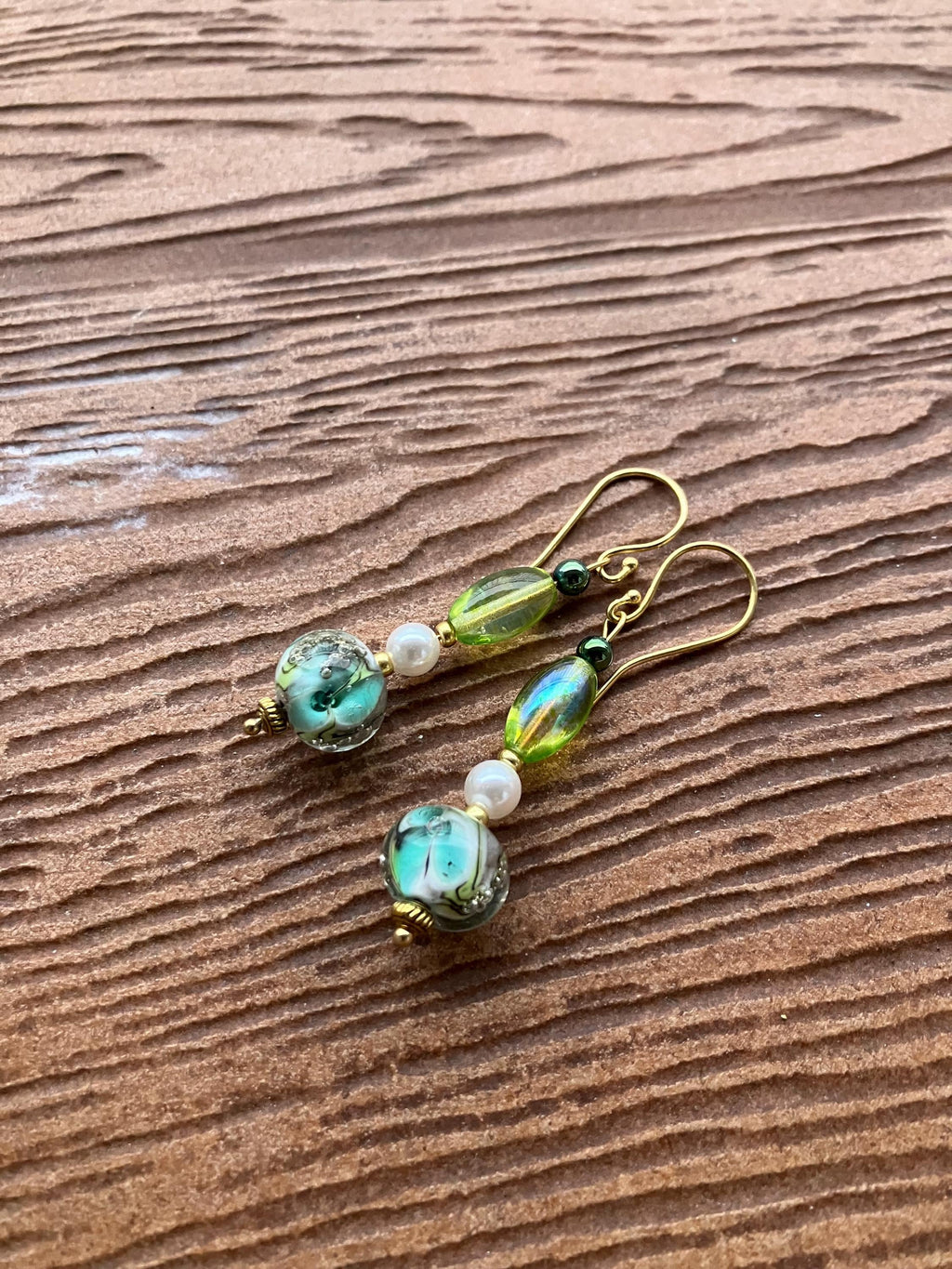 Boucles, Boucles tendance, laiton doré à l or fin, verre filé au chalumeau, nacre Swarovski, verre tchèque, hématite