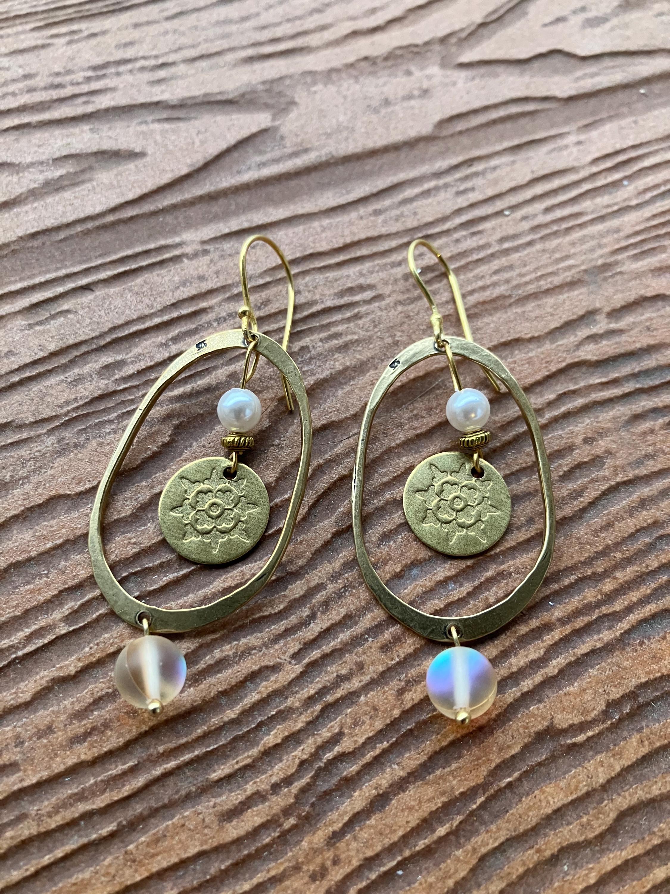 Boucles, anneaux, ovales, bronze massif, pierres semi précieuses, spectrolite, nacre Swarovski