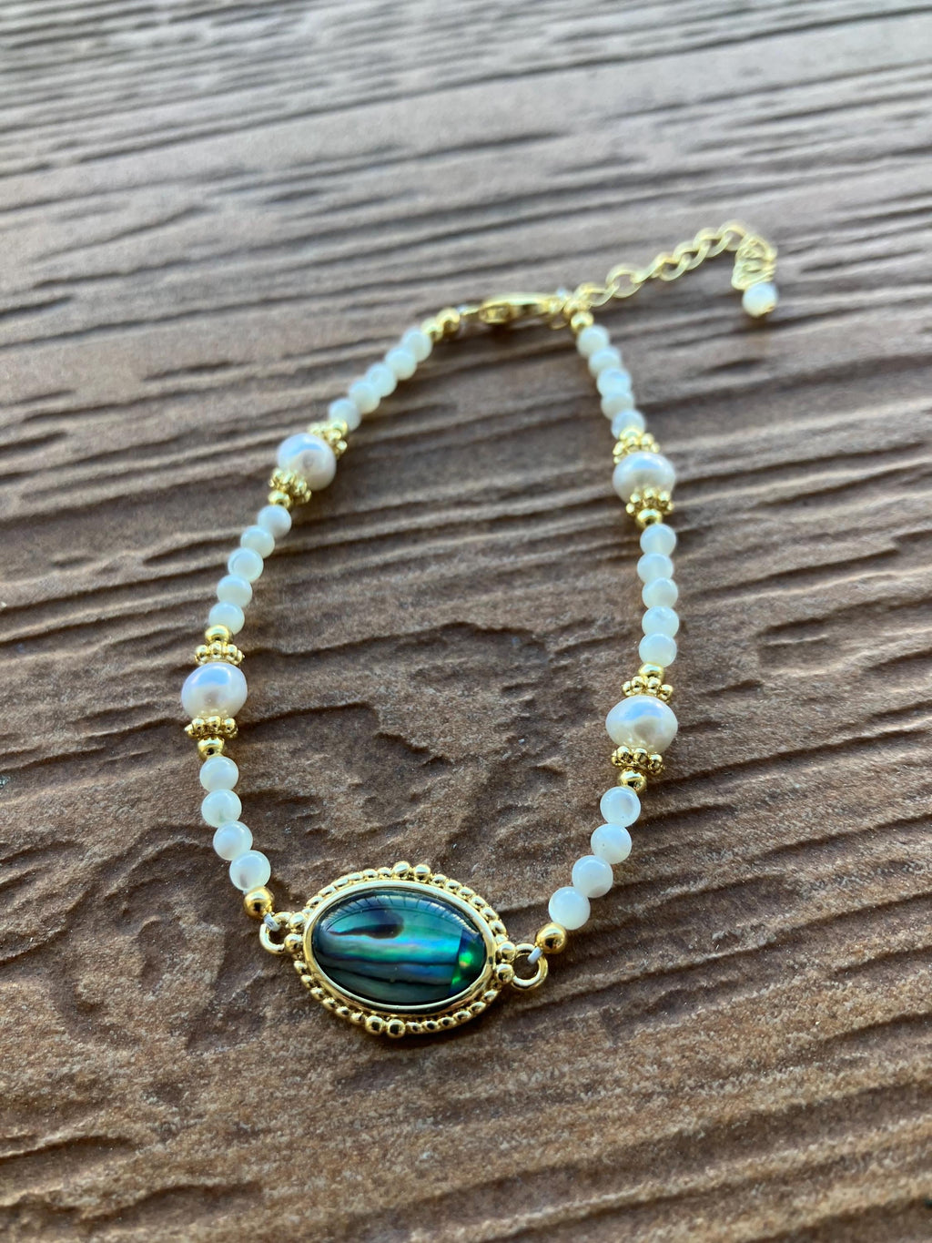 bracelet chic pierres nacre naturelles et perles de culture, connecteur en ormeau