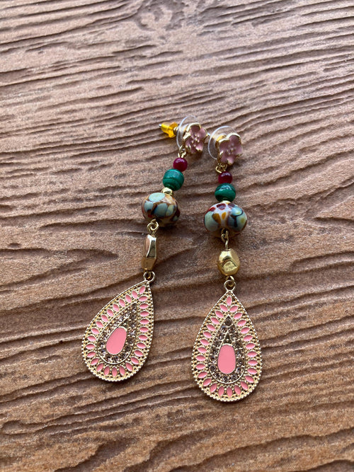 boucles bohème chic romantiques en verre de murano, émail et semi précieuse malachite et jade fushia