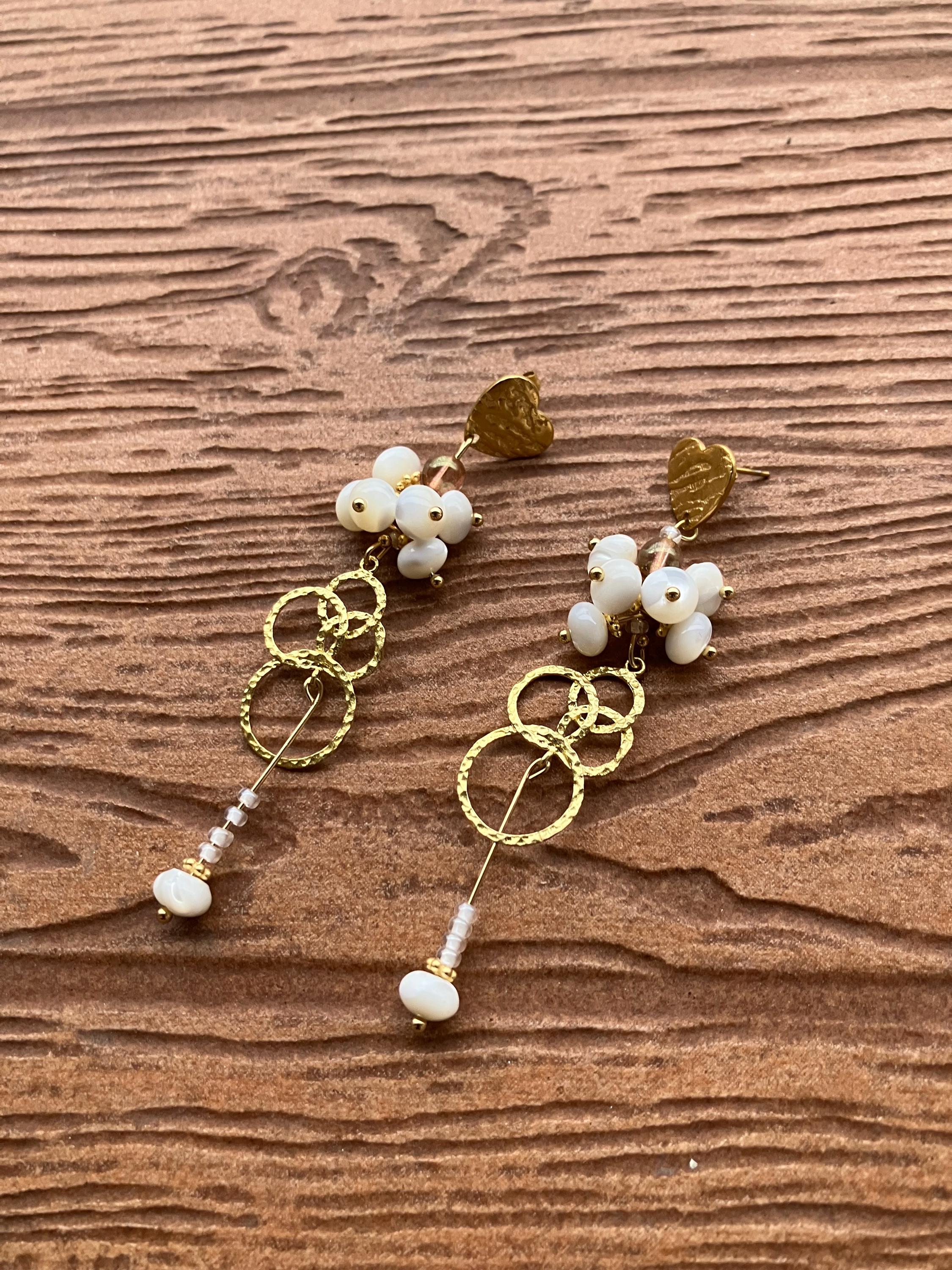 Longues boucles pendantes chic en laiton doré artisan et perles naturelles en coquilles de mer blanche troca