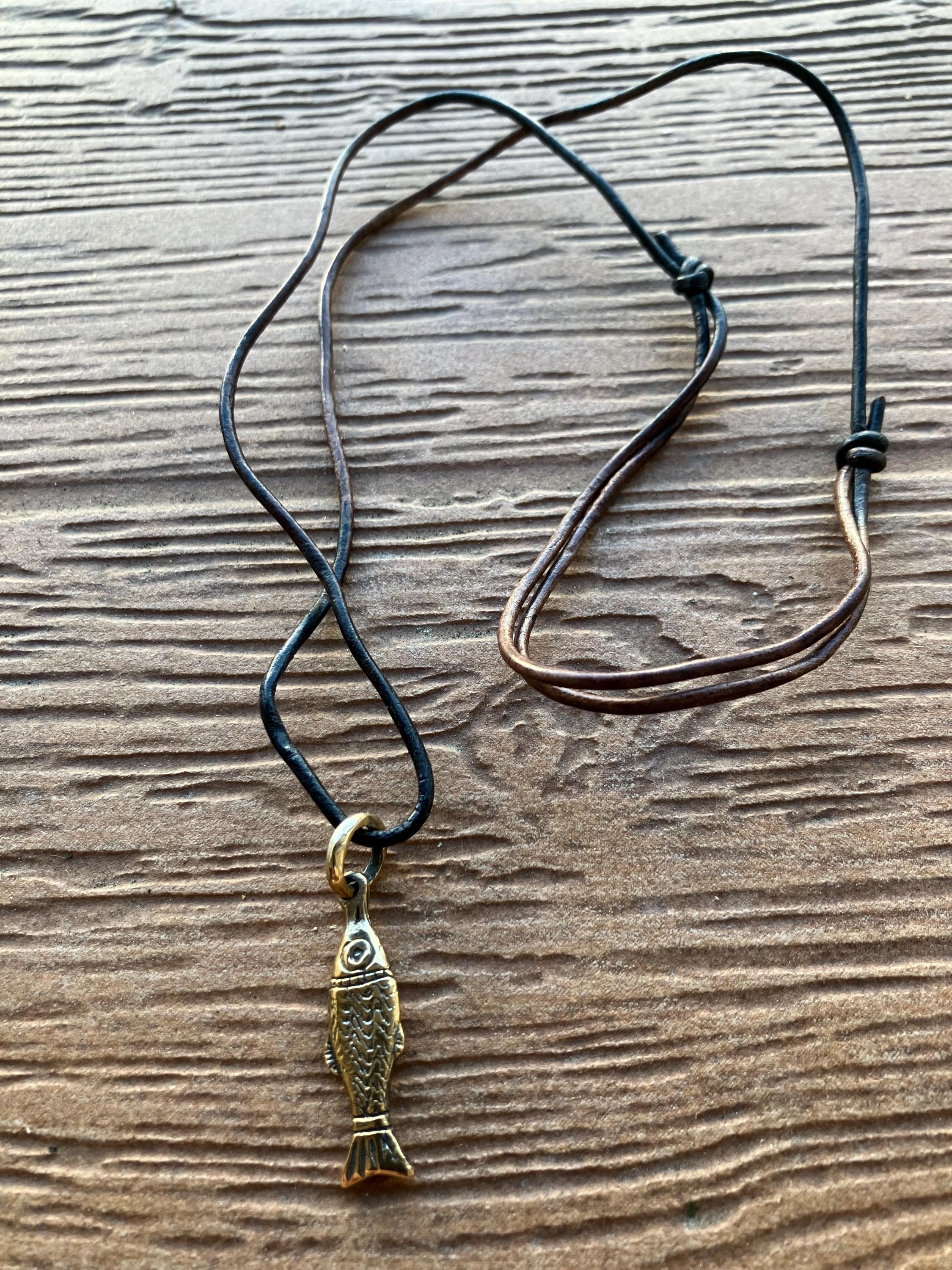 Collection Hommes - collier cordon cuir bicolore avec magnifique pendentif poisson en bronze massif sculpté