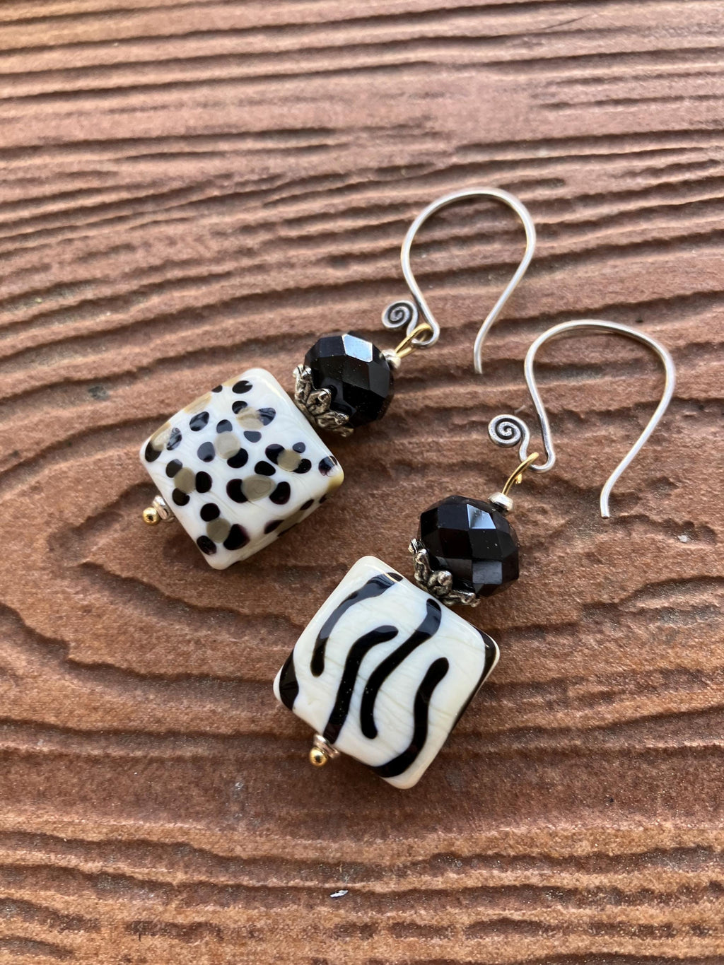 boucles dépareillées en verre filé vintage