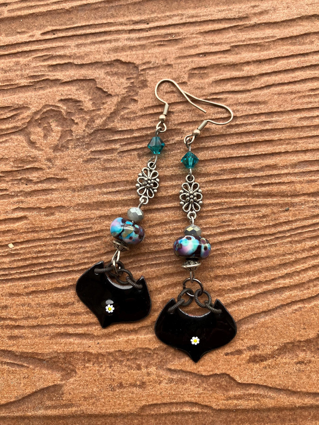 boucles pendantes noire et bleue en cuivre émaillé d art, verre filé au chalumeau, cristal Swarovski et laiton argent antique