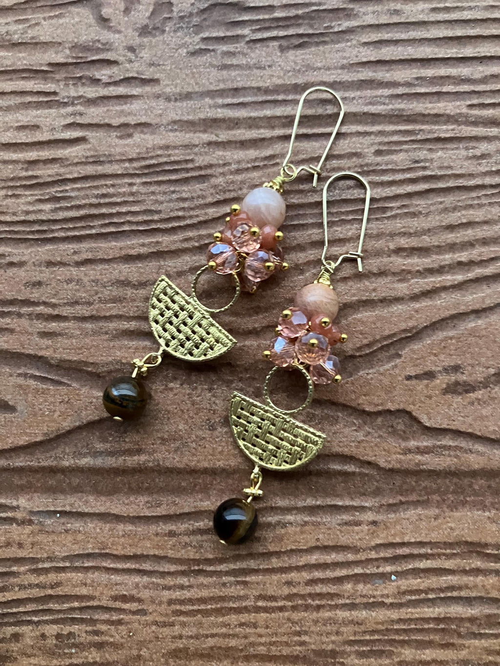 boucles ethniques chic original en laiton brut artisan et semi précieuse pierre de lune saumon, jade saumon facette et œil de tigre