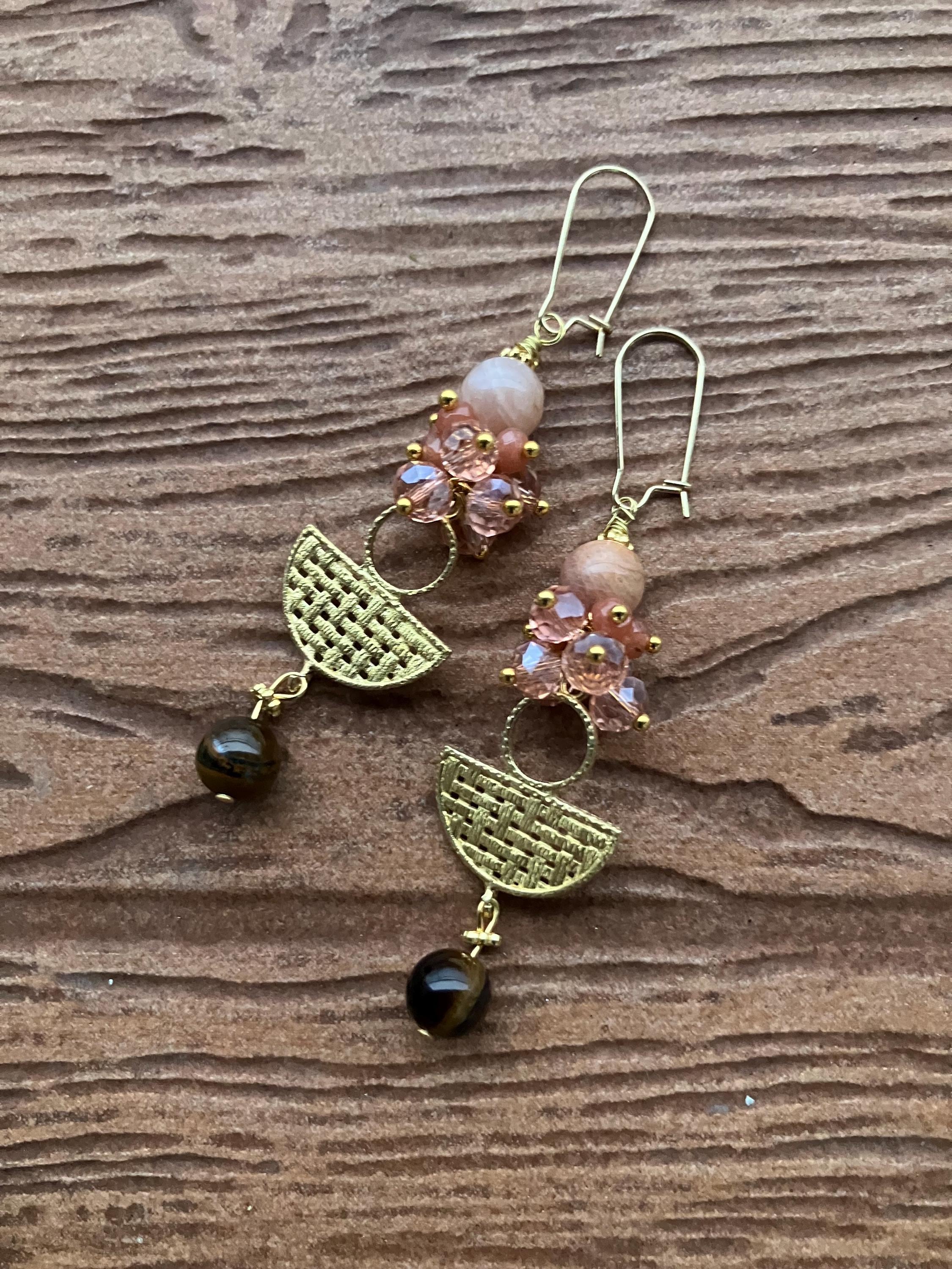 boucles ethniques chic original en laiton brut artisan et semi précieuse pierre de lune saumon, jade saumon facette et œil de tigre