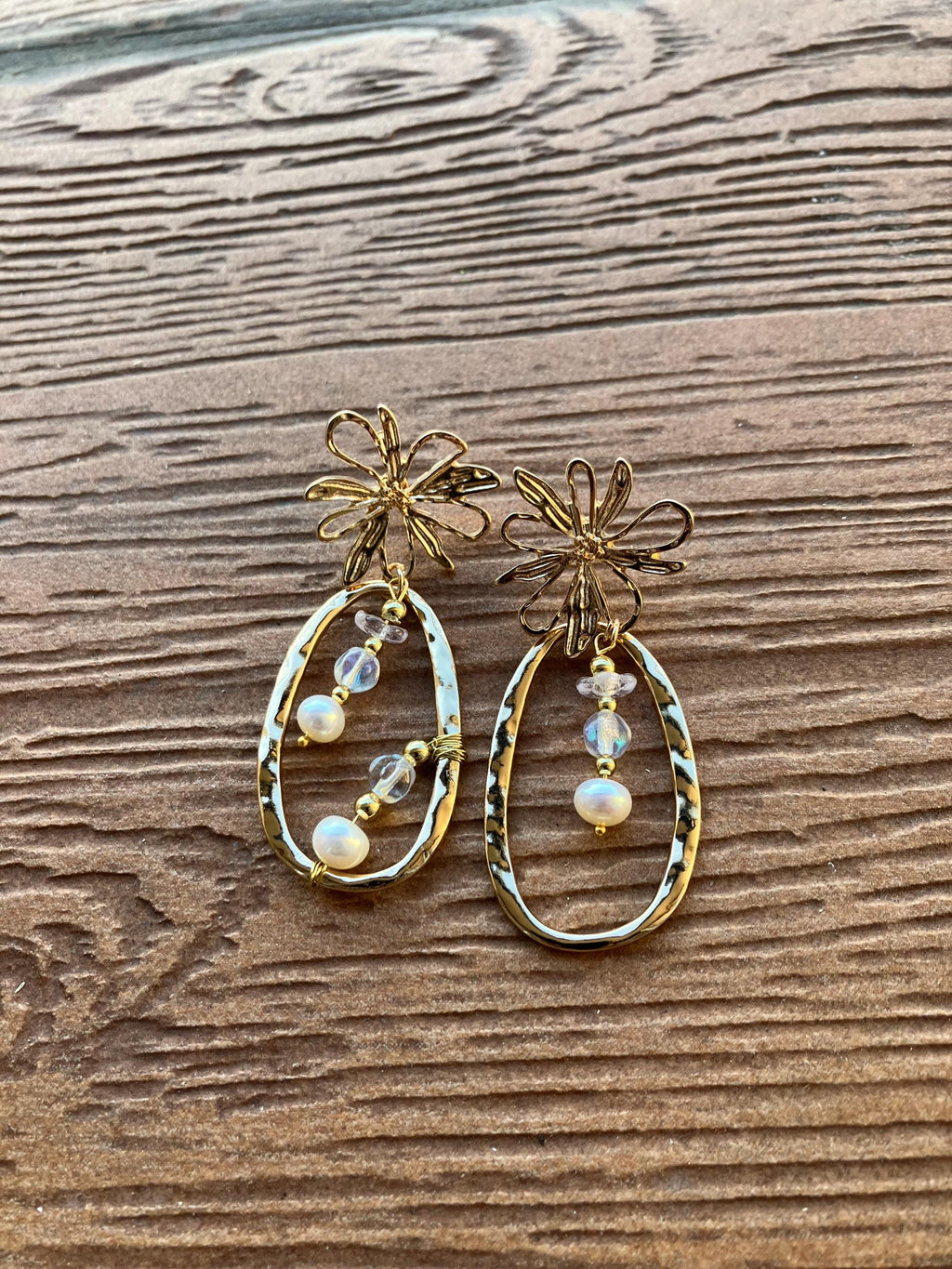 boucles dépareillées originales en zamac, perles de culture et verre tchèque