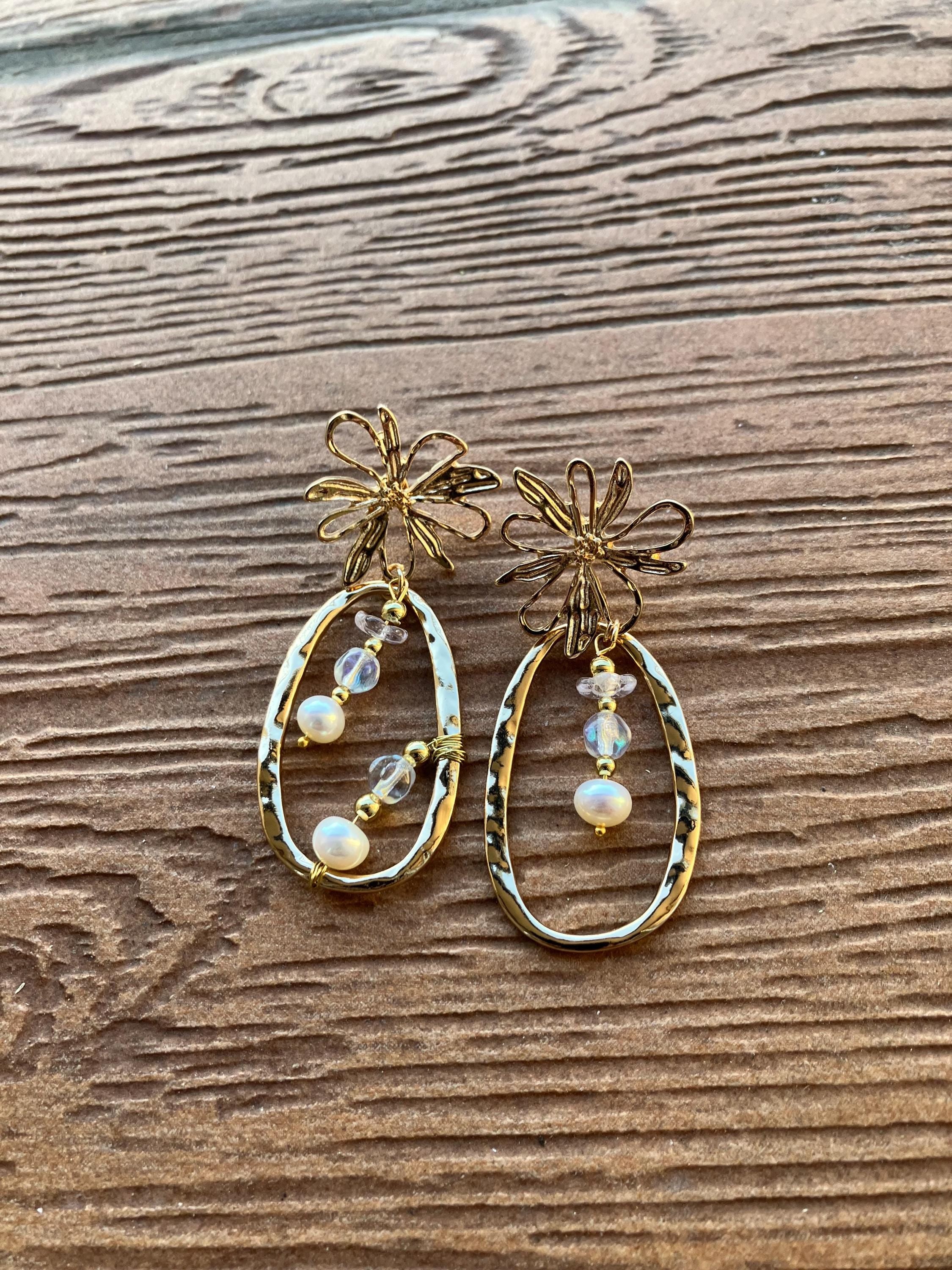 boucles dépareillées originales en zamac, perles de culture et verre tchèque