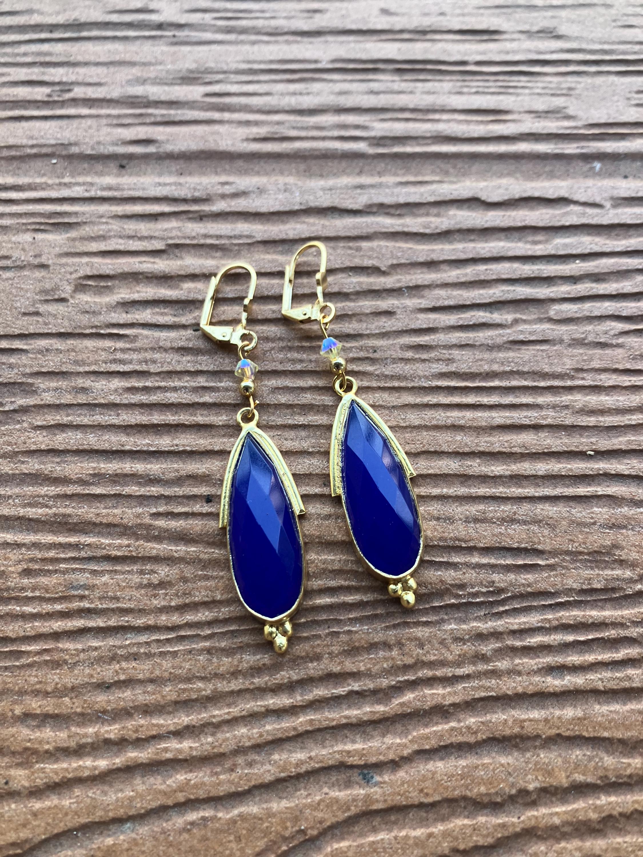 Boucles goutte en plaqué or 24 k et semi précieuse Aqua calcédoine bleu roi facettées