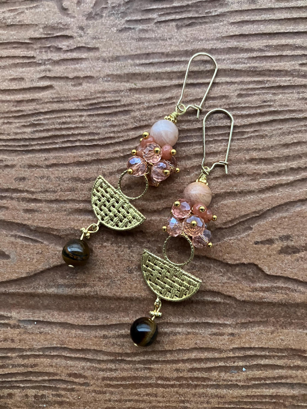 boucles ethniques chic original en laiton brut artisan et semi précieuse pierre de lune saumon, jade saumon facette et œil de tigre