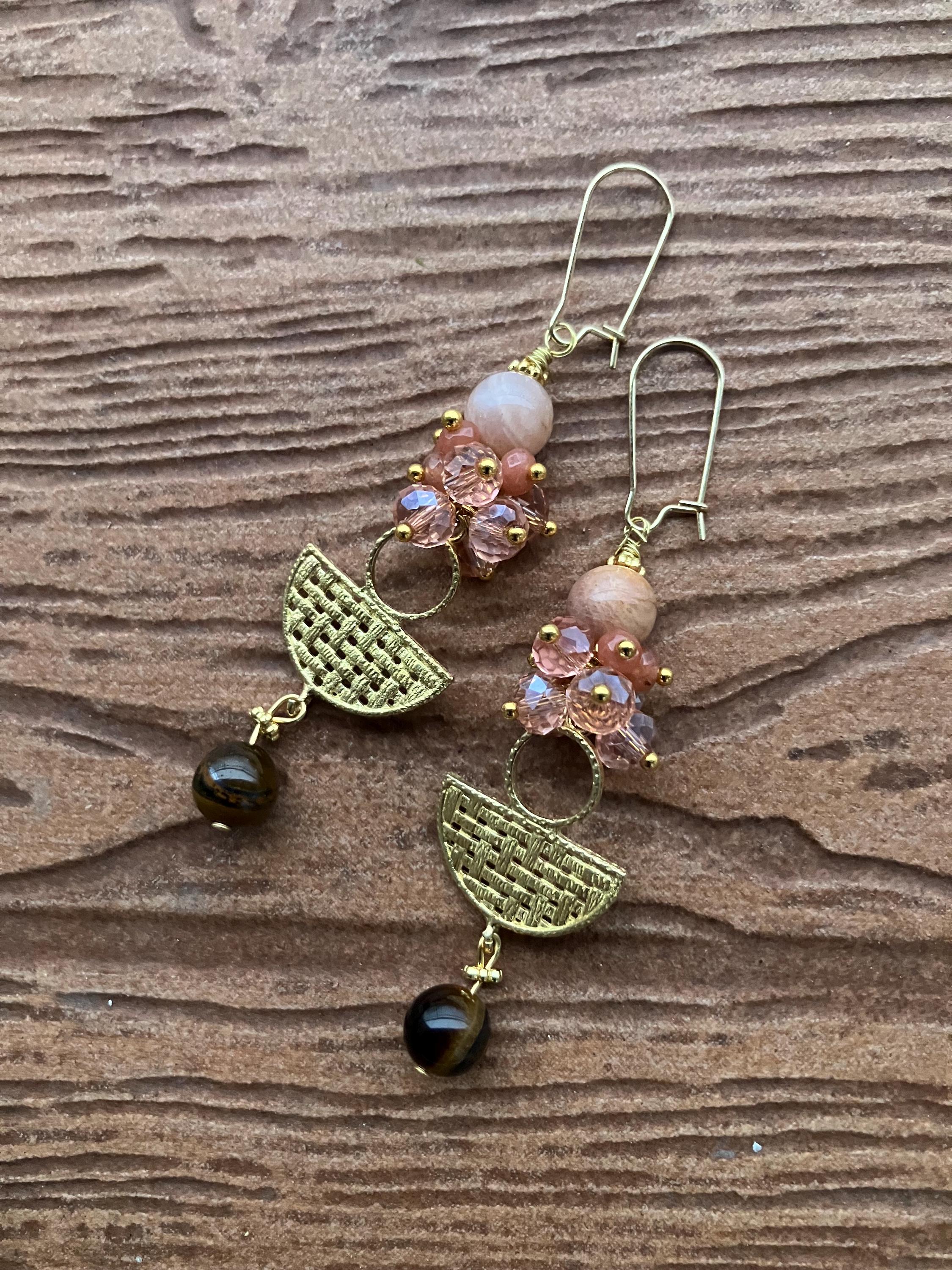 boucles ethniques chic original en laiton brut artisan et semi précieuse pierre de lune saumon, jade saumon facette et œil de tigre