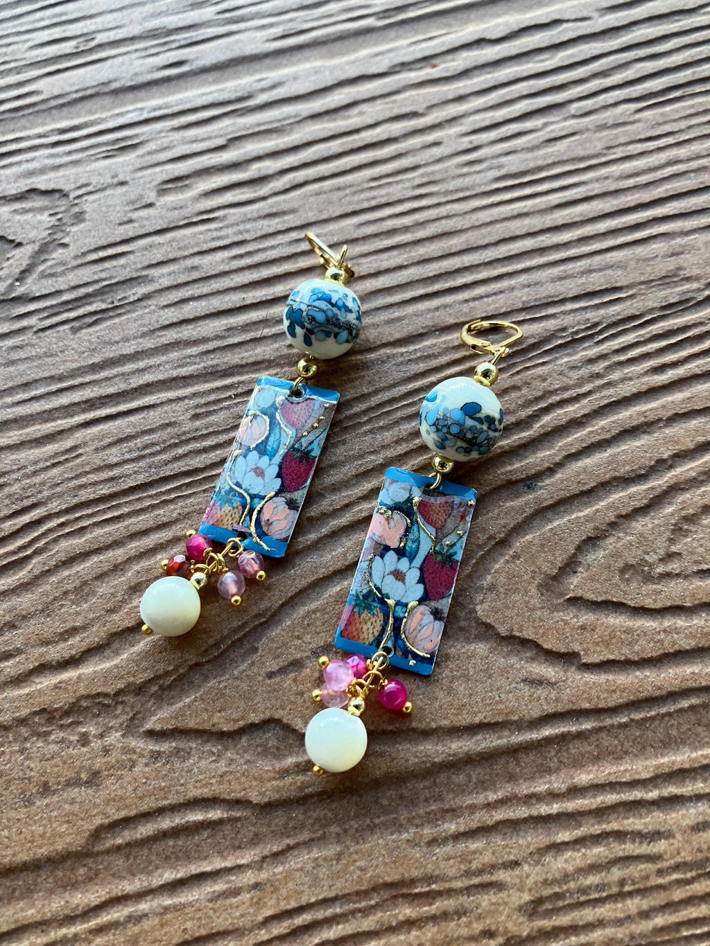 Boucles bohème fleuries en laiton peint d art, murano, nacre et semi précieuse