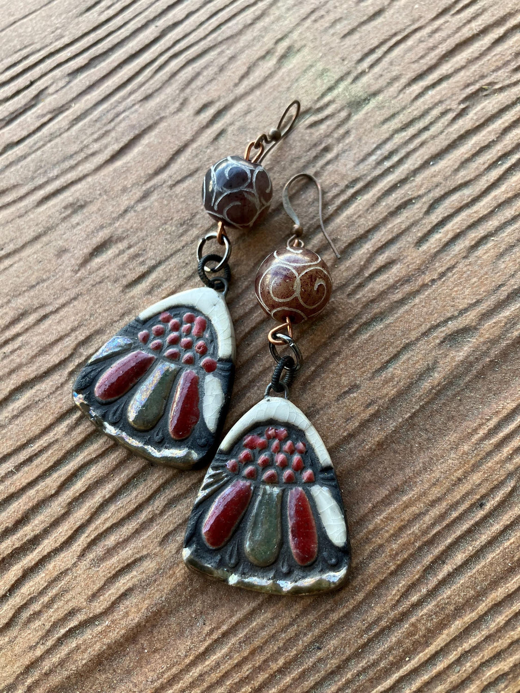 boucles pendantes ethniques en perle sculptée tibétaine et céramique émaillée