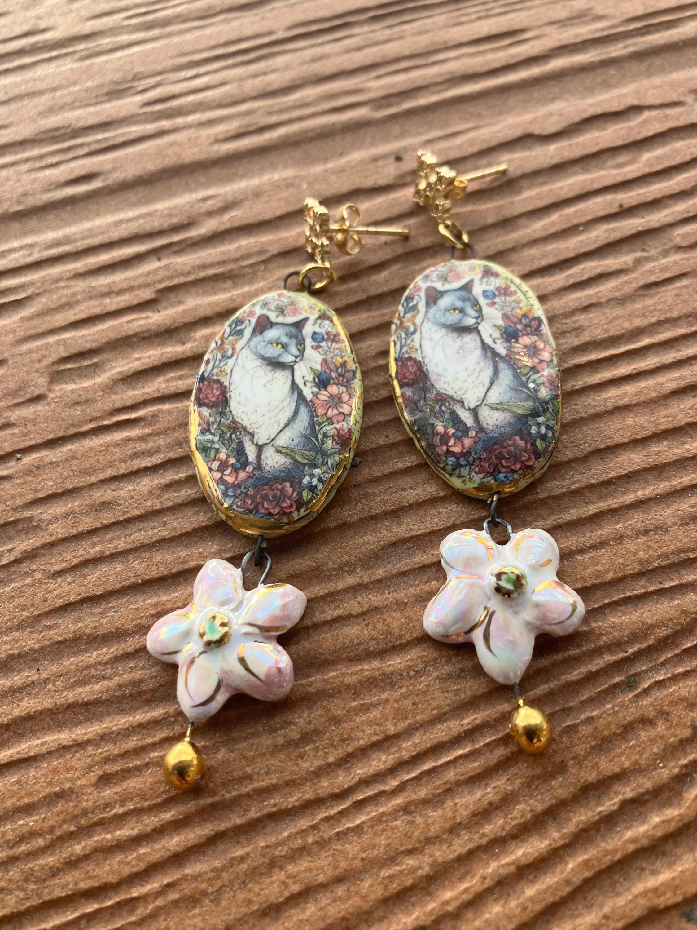 Longues boucles d oreilles art deco tres originales en céramique émaillé d art représentant des chats