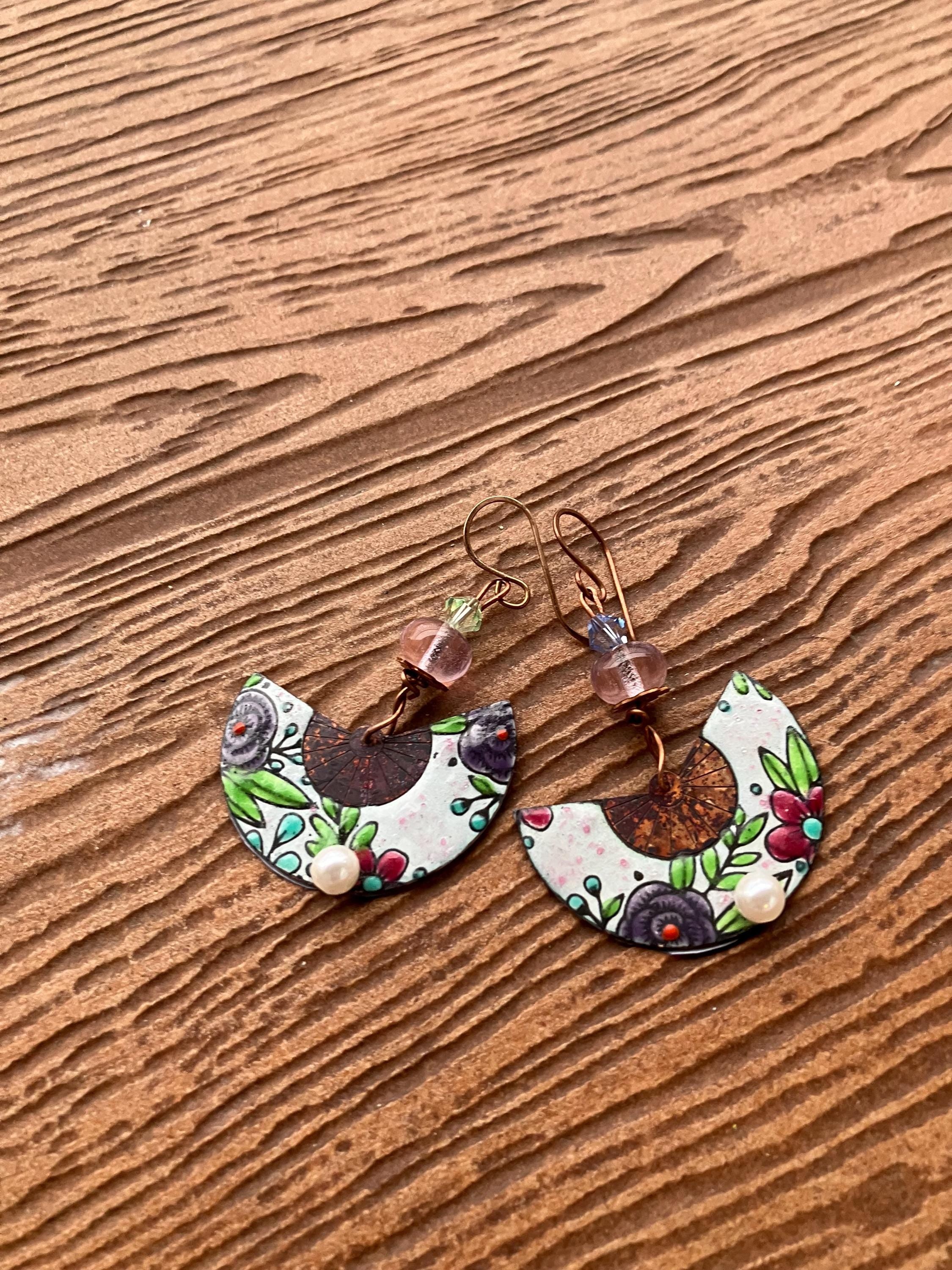 Boucles, Boucles japonaises, cuivre émaillé, verre filé, cristal Swarovski