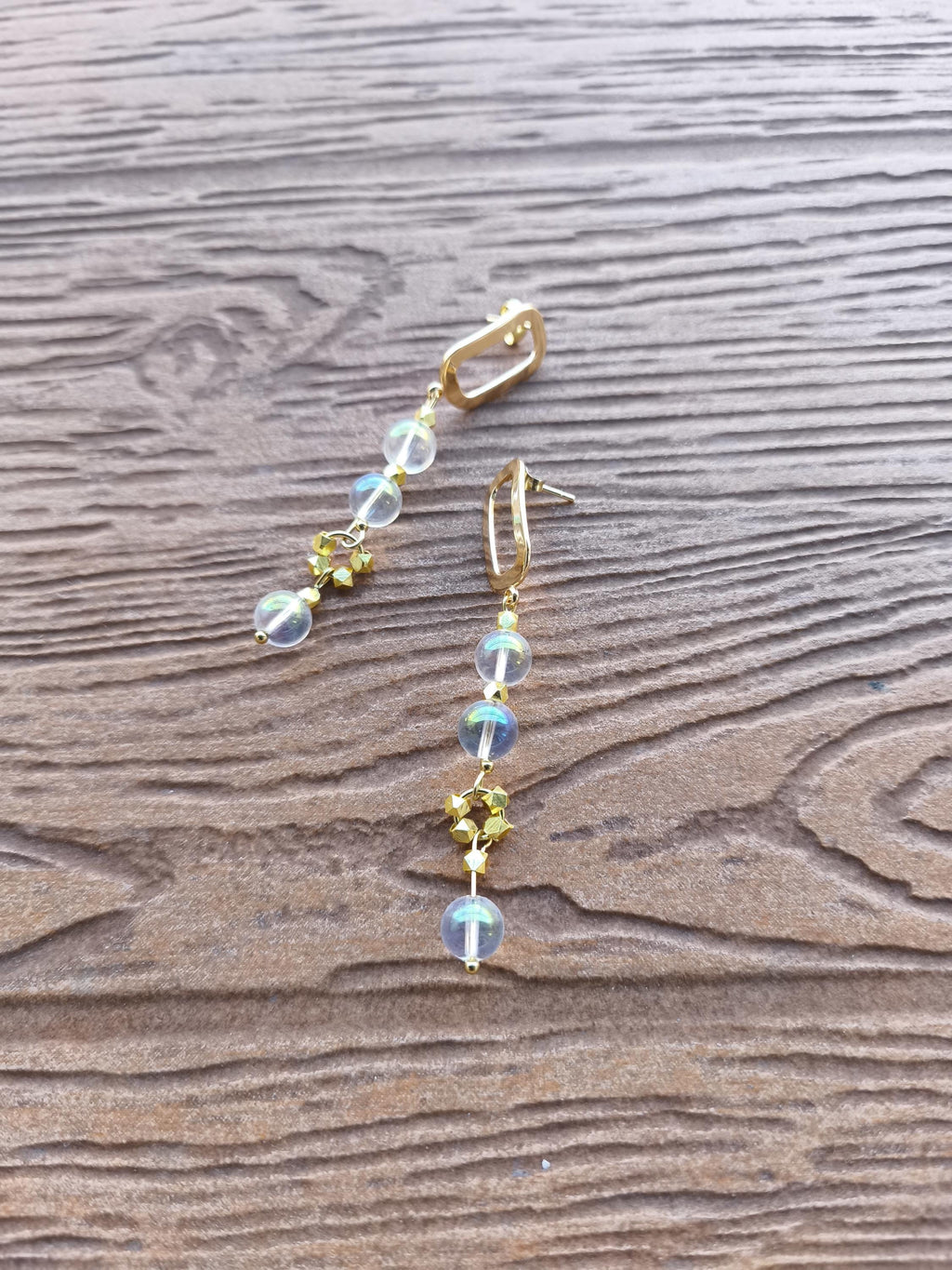 Boucles pendantes modernes en plaqué or et cristal de quartz