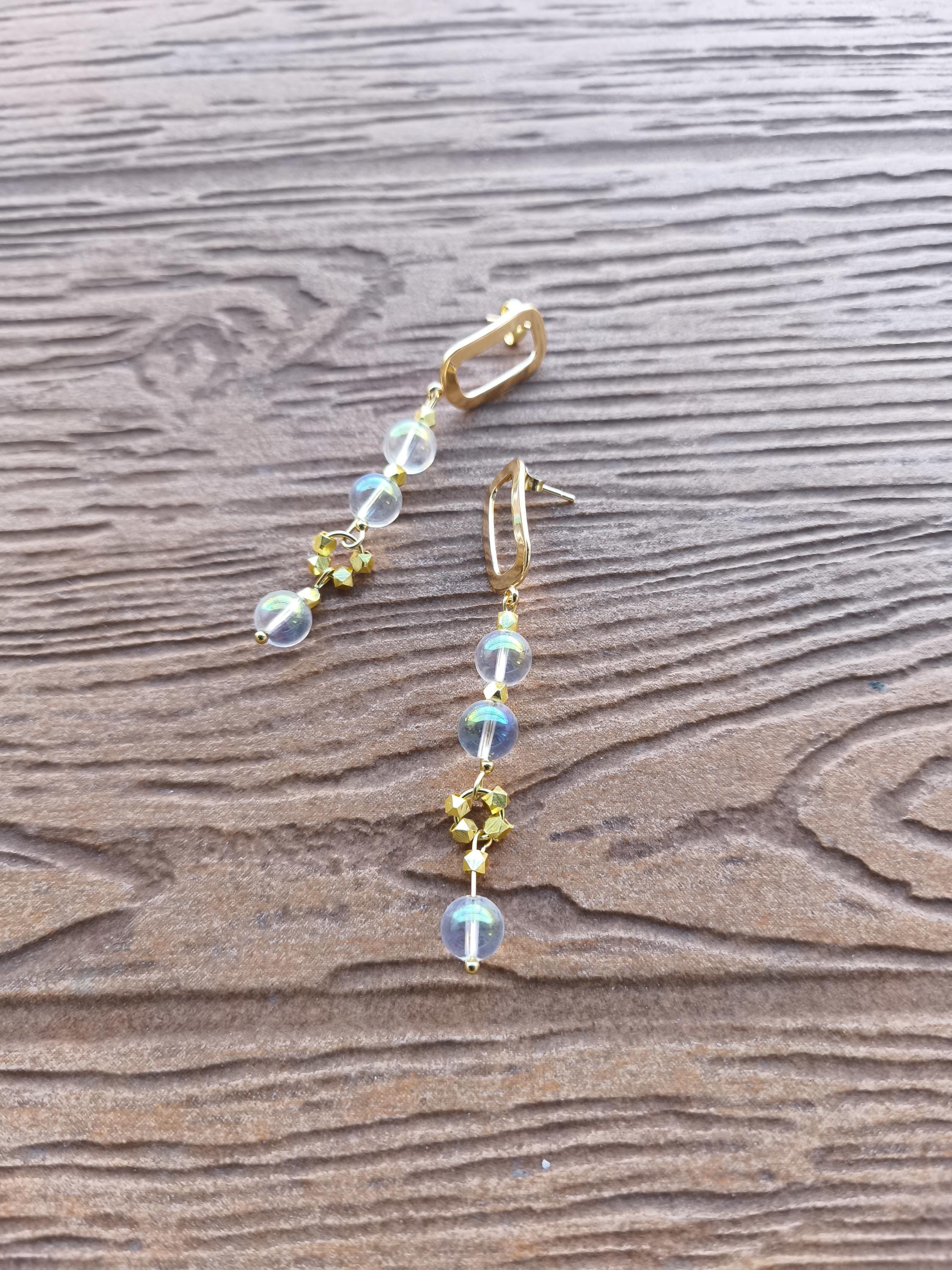 Boucles pendantes modernes en plaqué or et cristal de quartz