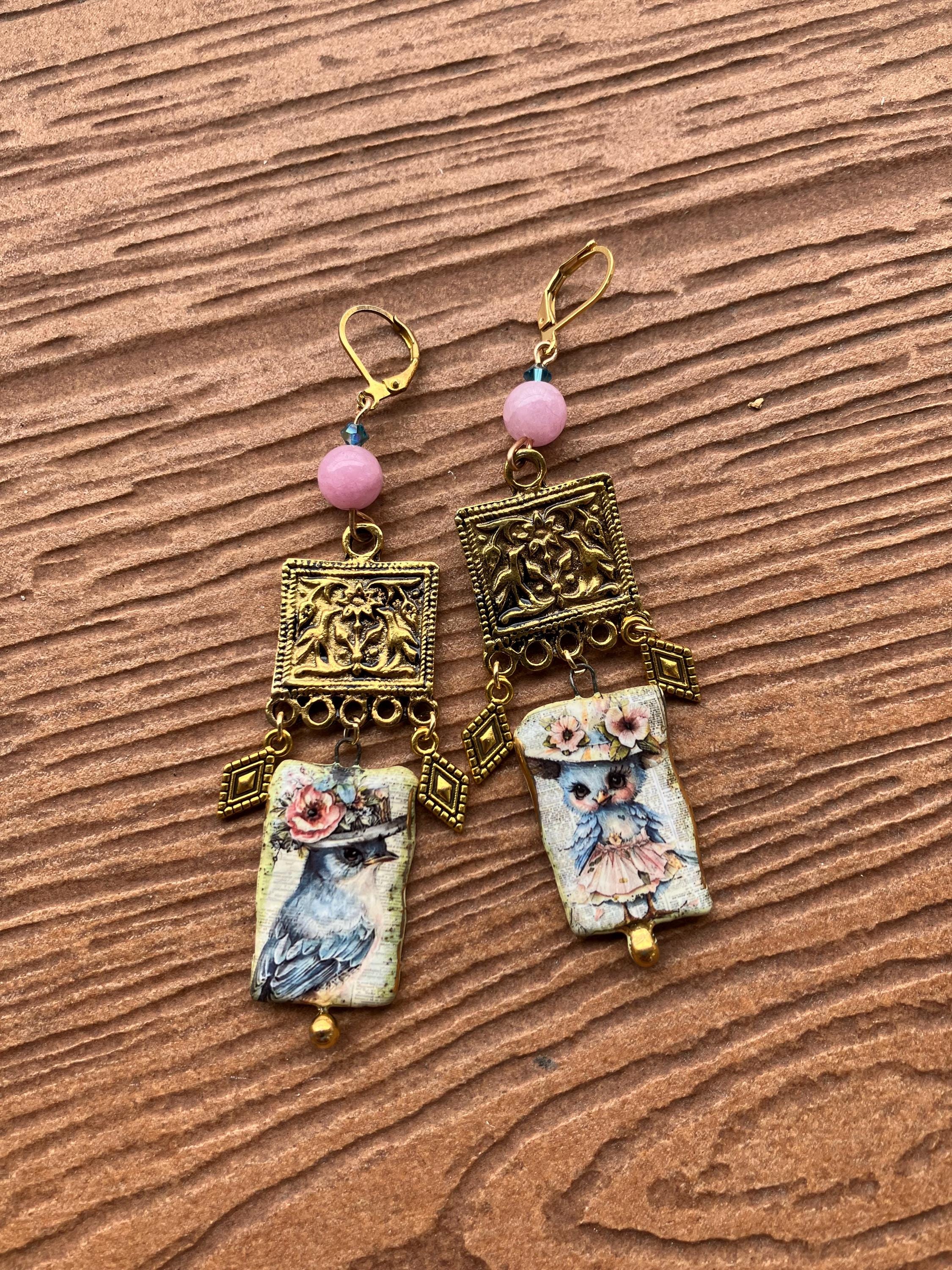 longues boucles art deco en porcelaine et céramique émaillée, semi précieuse et laiton année 1960