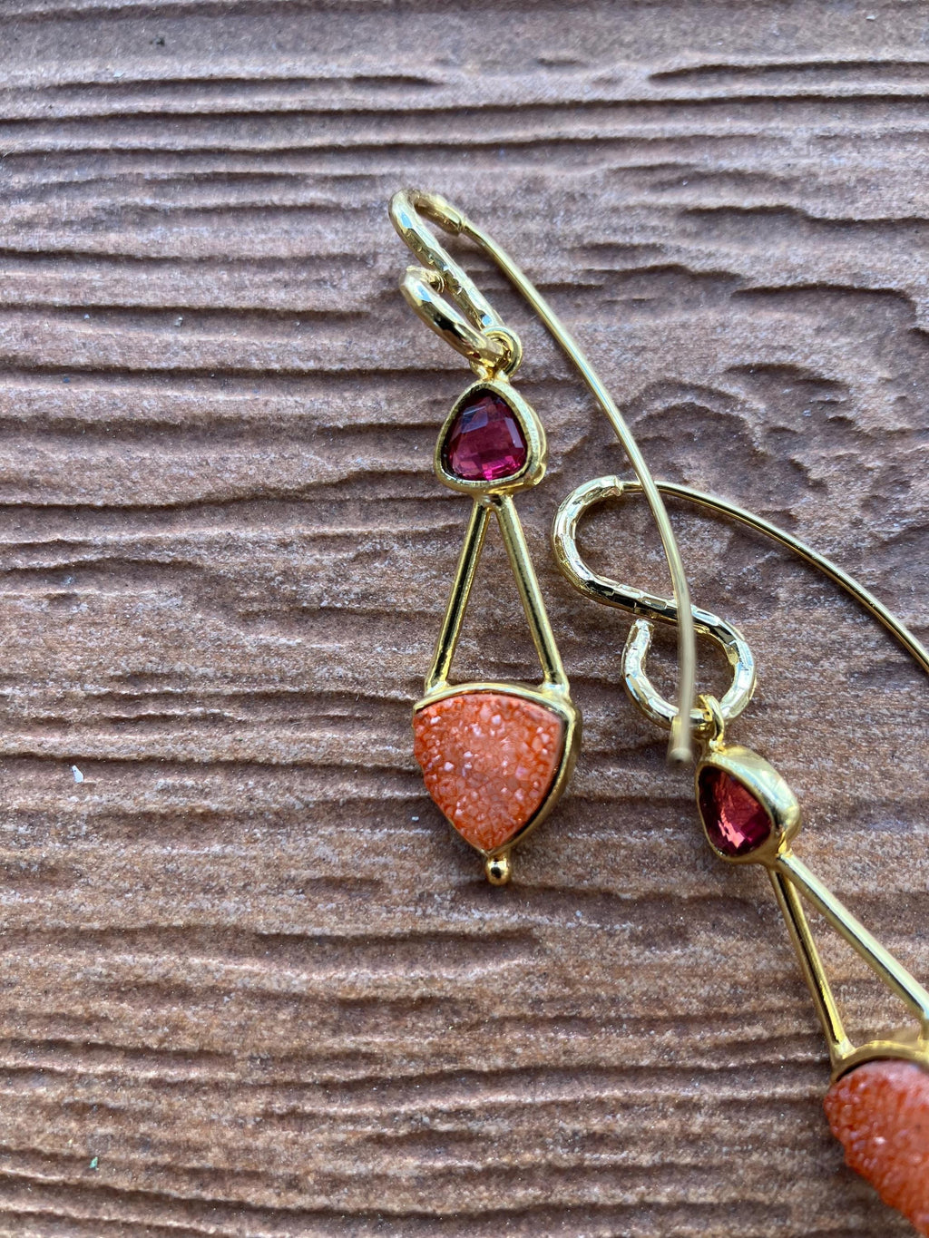 boucles modernes longs crochets martelés en plaqué or 18 carats et pendentif géométrique en agate druzy et Cristal fushia lunette plaqué or