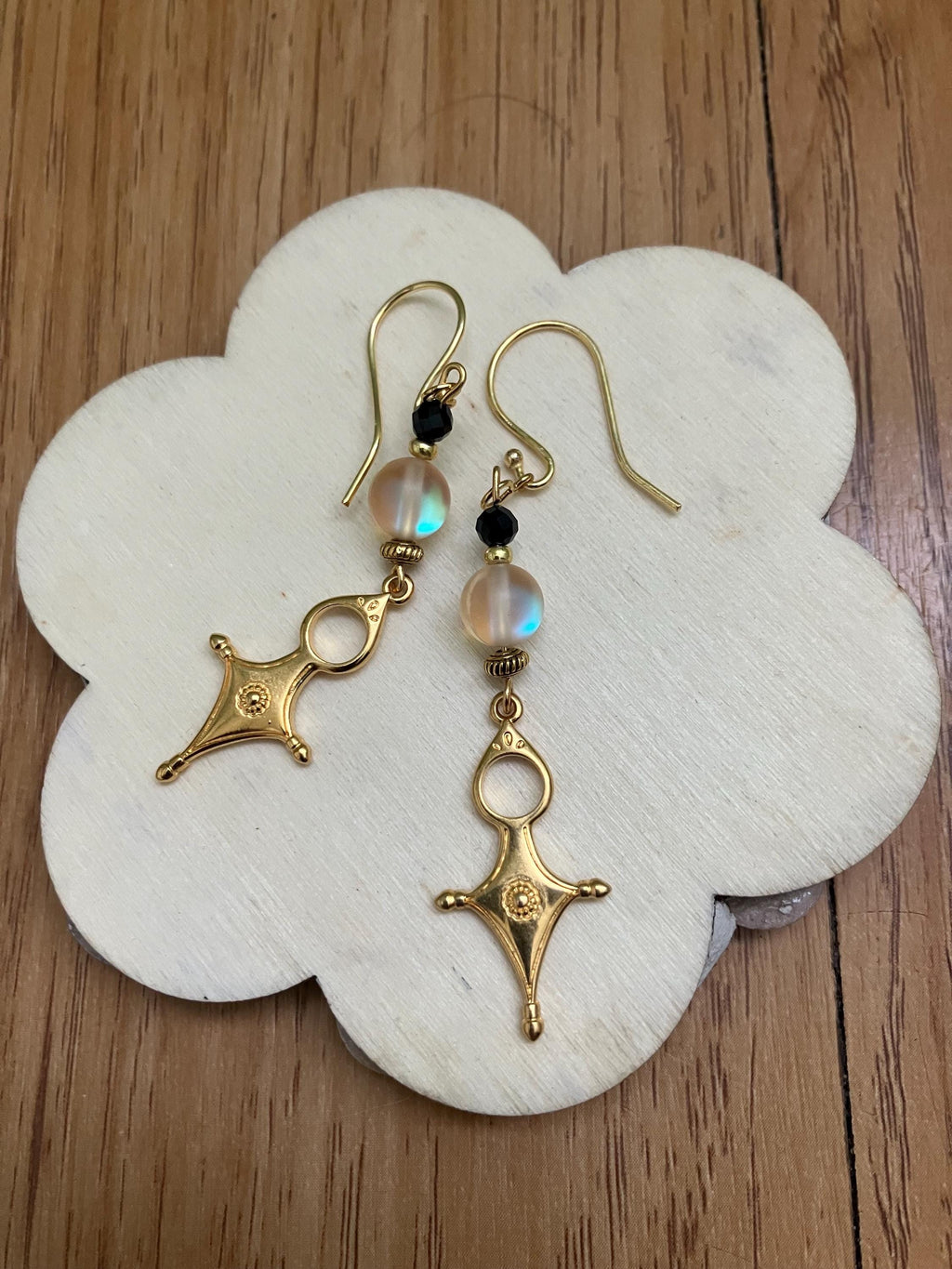 Boucles, Longues boucles ethniques en laiton doré à l or fin, semi précieuse spectrolite et onyx facette