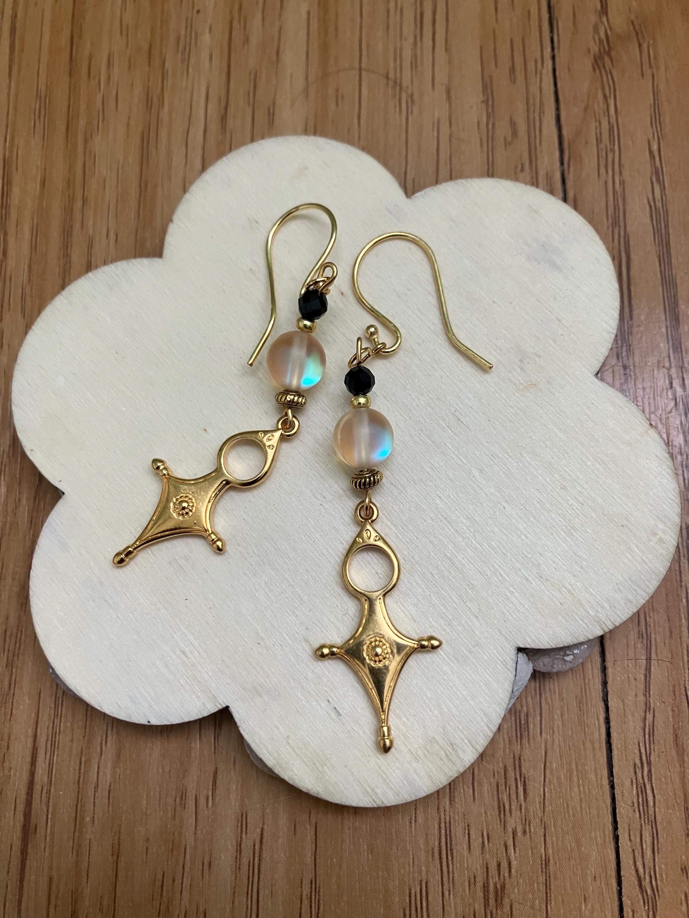 Boucles, Longues boucles ethniques en laiton doré à l or fin, semi précieuse spectrolite et onyx facette