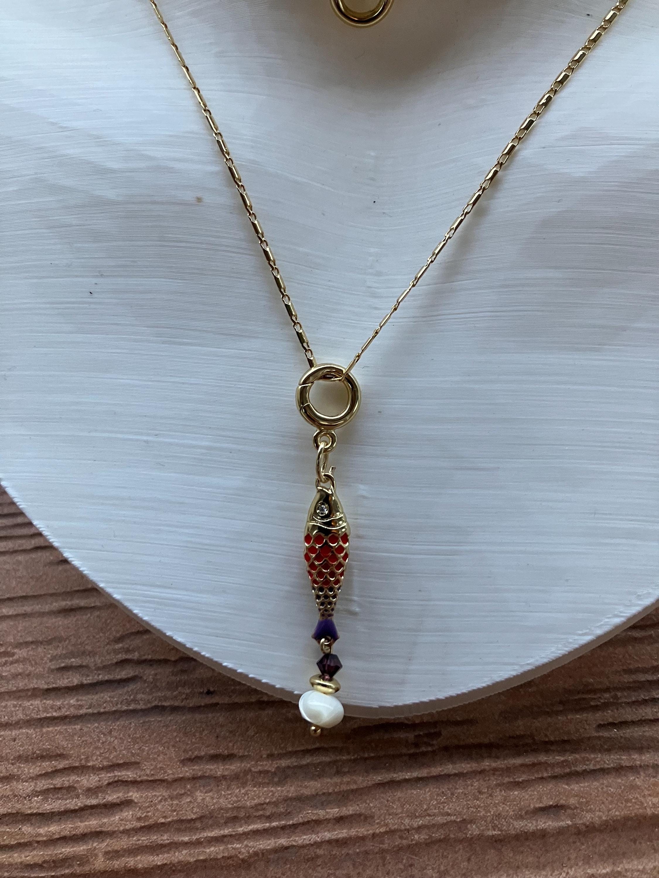 Sautoir moderne en plaque or 18 carats, coquillage naturel, cristal Swarovski avec pendentif poisson en aurifie et émail