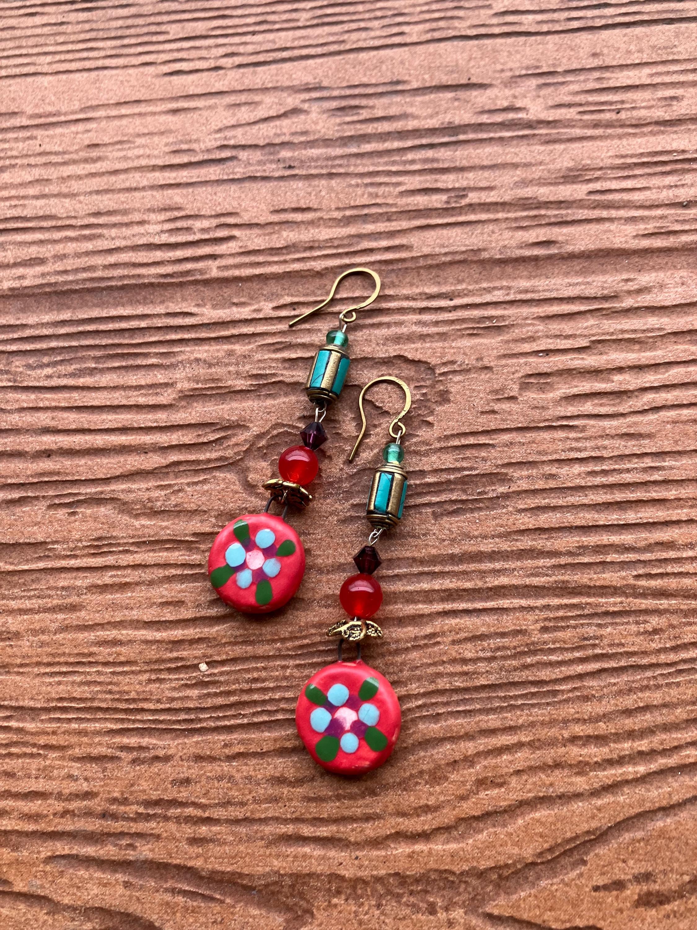 boucles ethniques chic en céramique artisanale peinte, semi précieuse cornaline, perle ethnique, cristal Swarovski et crochets fait main