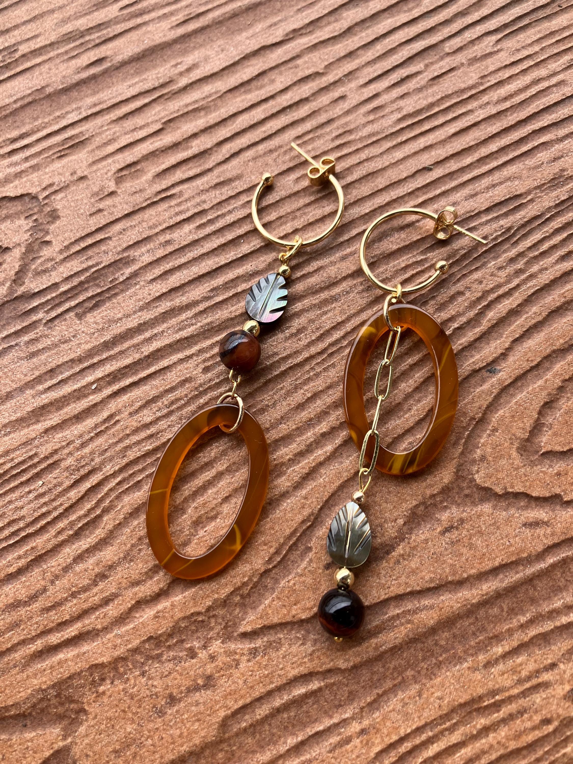 longues boucles dépareillées ethniques chic en œil de tigre, nacre naturelle, plaqué or et acétate