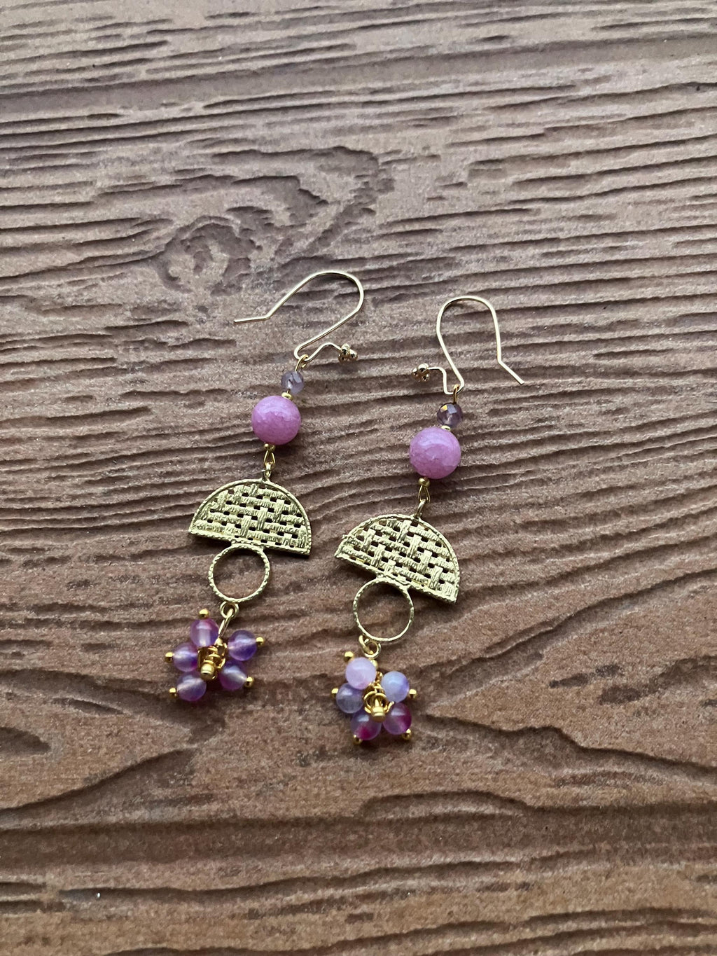 boucles ethniques chic en laiton brut,  semi précieuse calcédoine pourpre, cacoxenite, jade rose violet