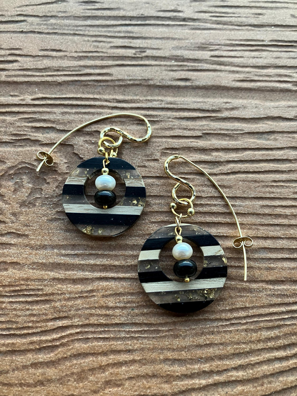 boucles modernes créoles résine, plaqué or, perles de culture et verre filé d art