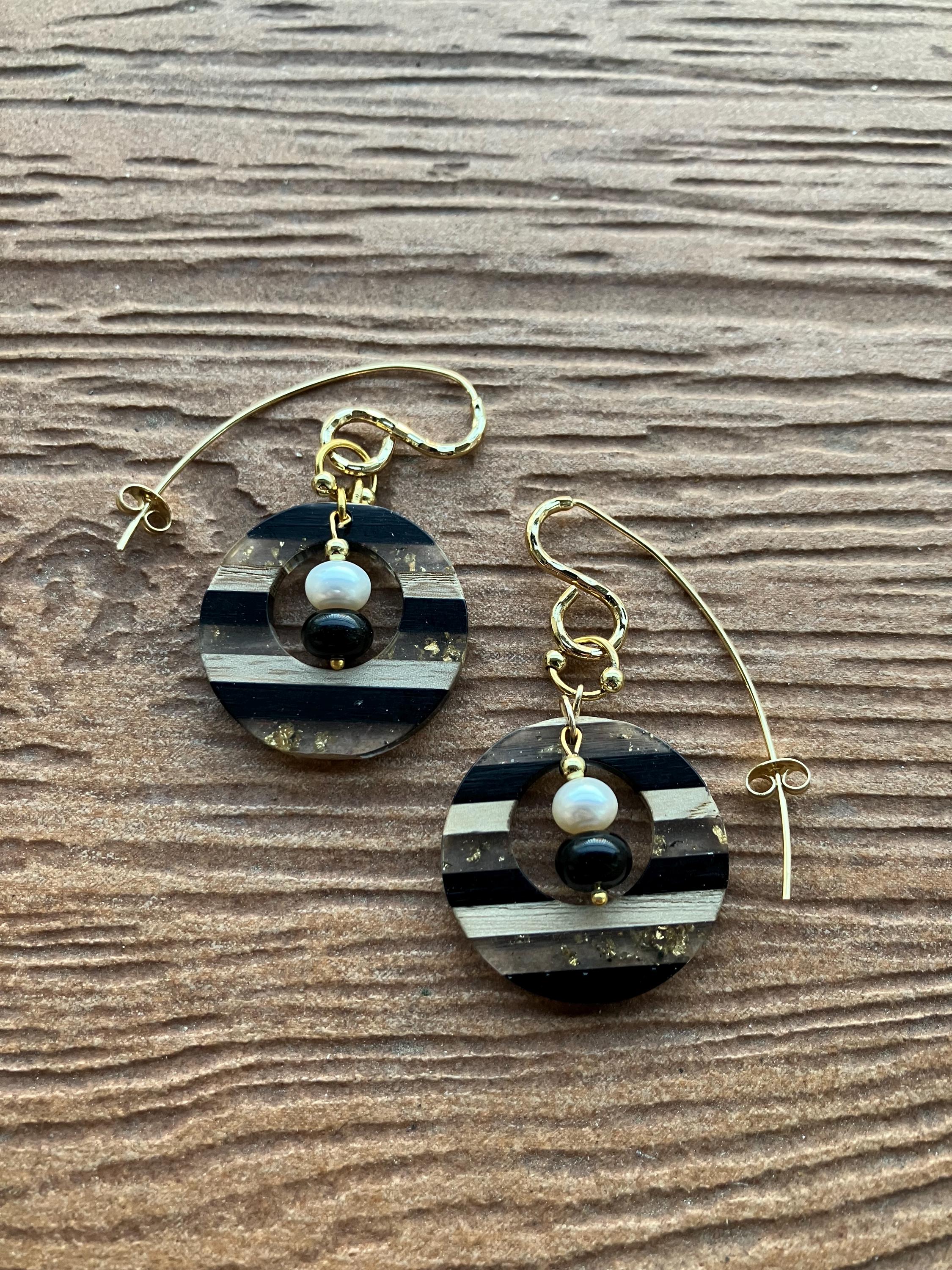 boucles modernes créoles résine, plaqué or, perles de culture et verre filé d art