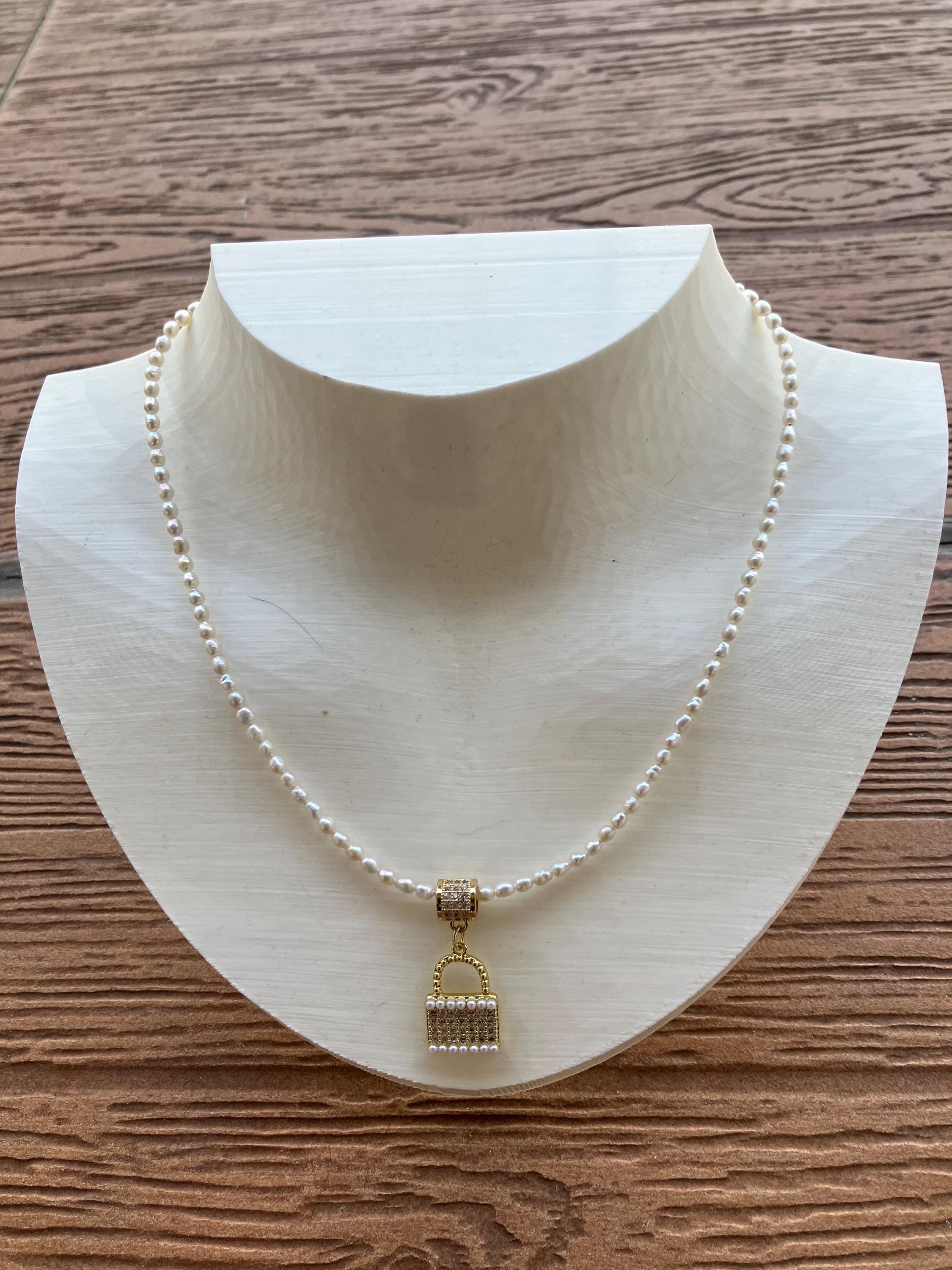 collier chic perles naturelles d eau douce avec pendentif cadenas en plaqué or