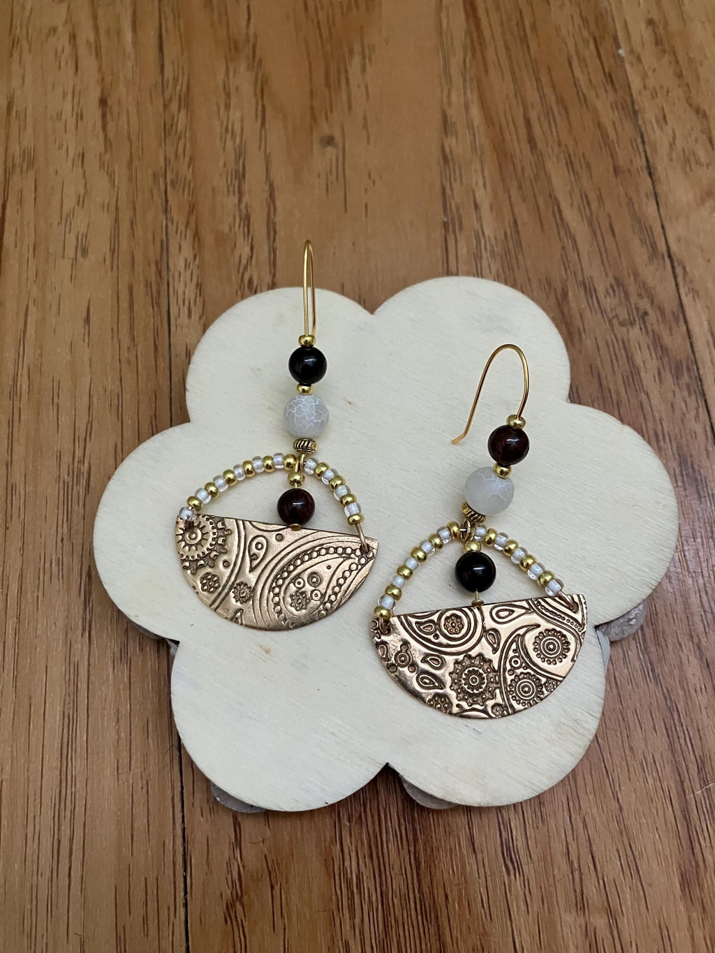 Boucles, Boucles orientales en bronze massif sculpté, semi précieuses grenat et agate blanche craquelée, laiton doré à l or fin 24k