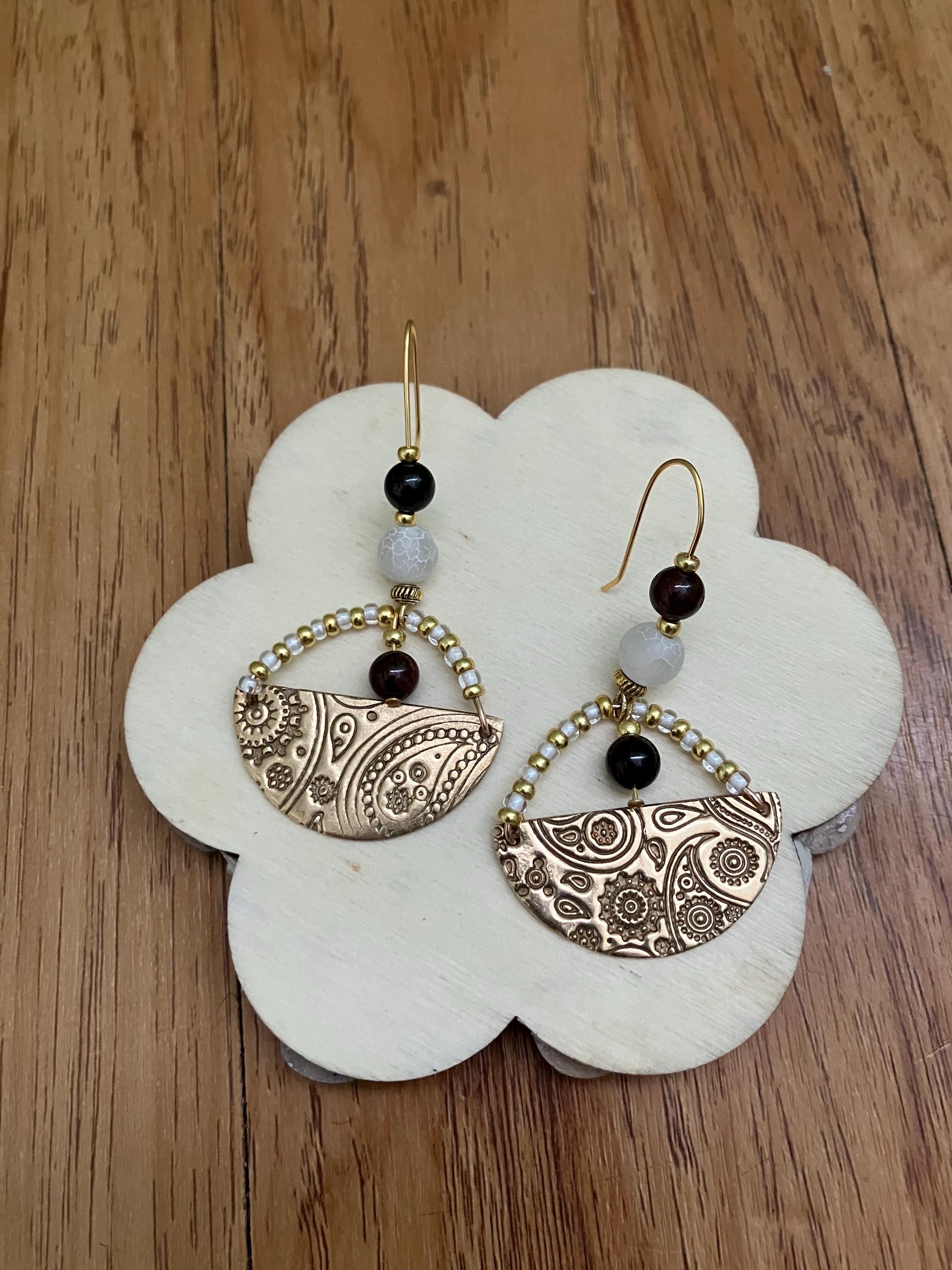 Boucles, Boucles orientales en bronze massif sculpté, semi précieuses grenat et agate blanche craquelée, laiton doré à l or fin 24k