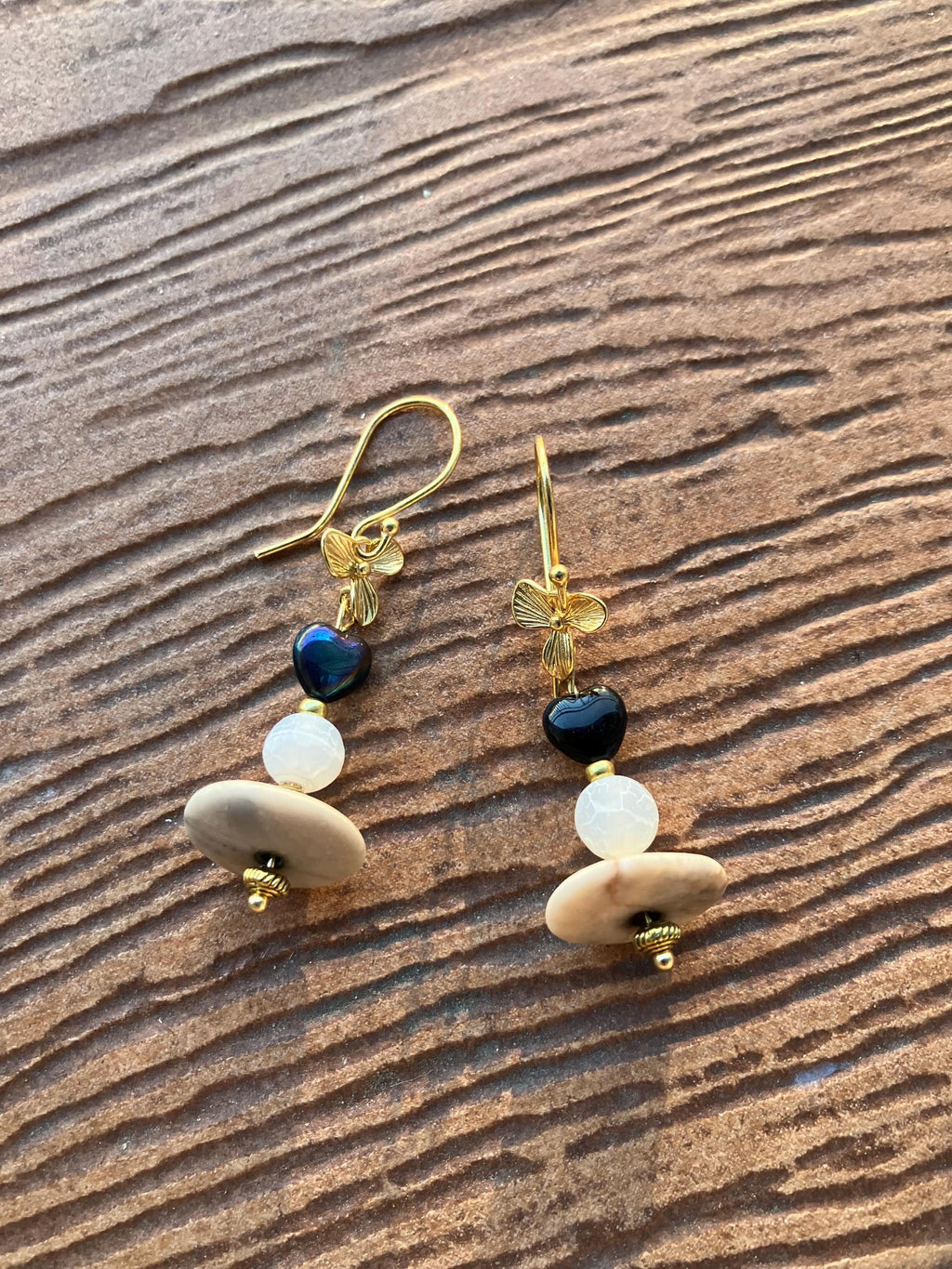 Boucles, boucles d oreilles fleur en laiton doré à l or fin 24k et semi précieuse agate craquelé, galets naturels