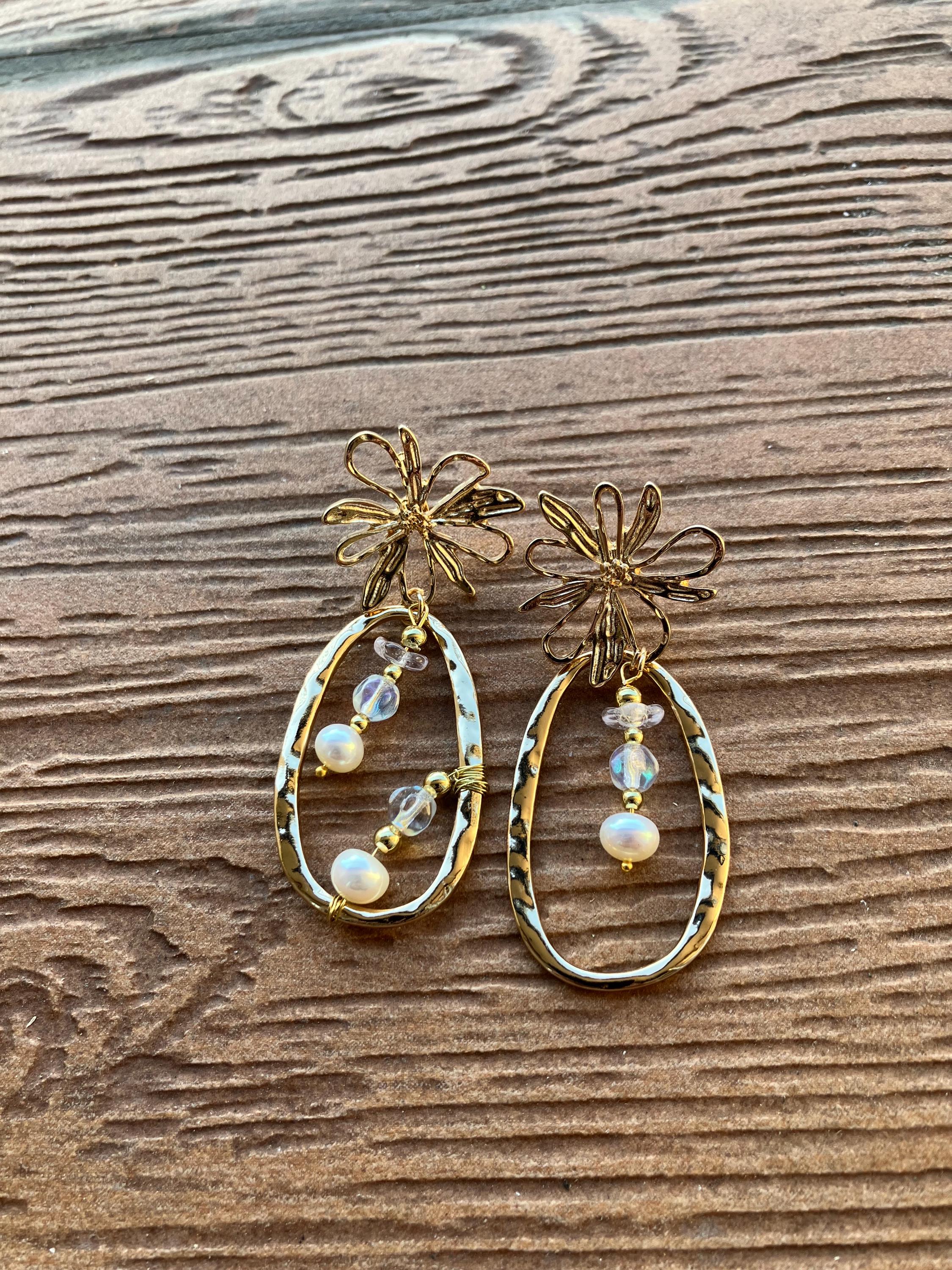 boucles dépareillées originales en zamac, perles de culture et verre tchèque