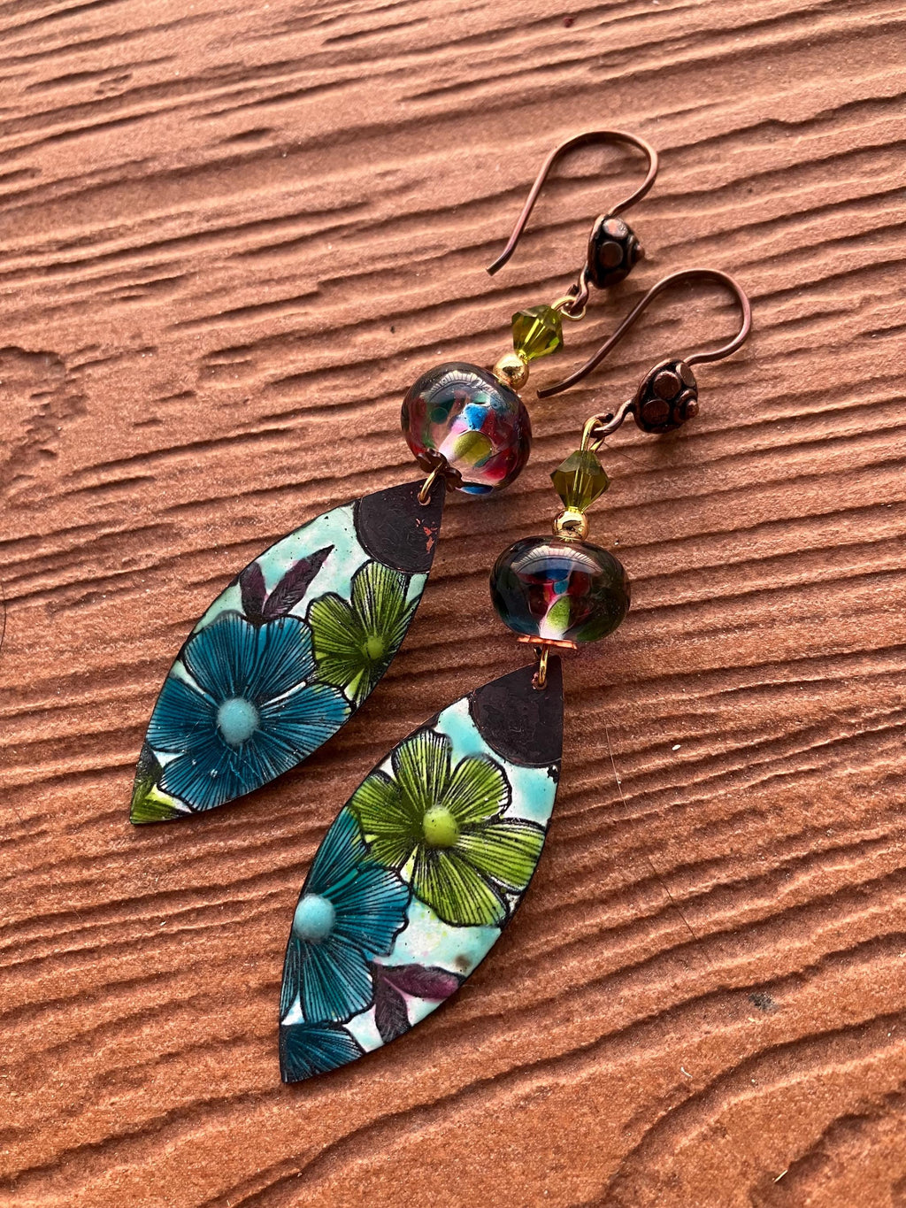 boucles romantiques fleuries en cuivre émaillé d art, verre filé au chalumeau, plaqué or et cuivre