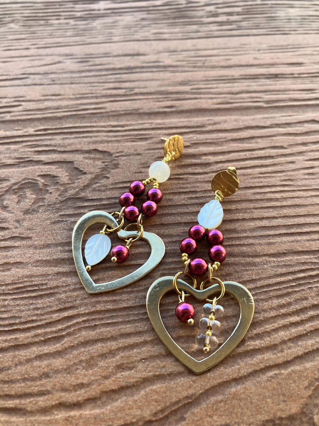 bouclés romantiques cœur dépareillées en laiton massif artisanal, perle naturelle craquelée, nacre sculptée et perles nacrées Swarovski