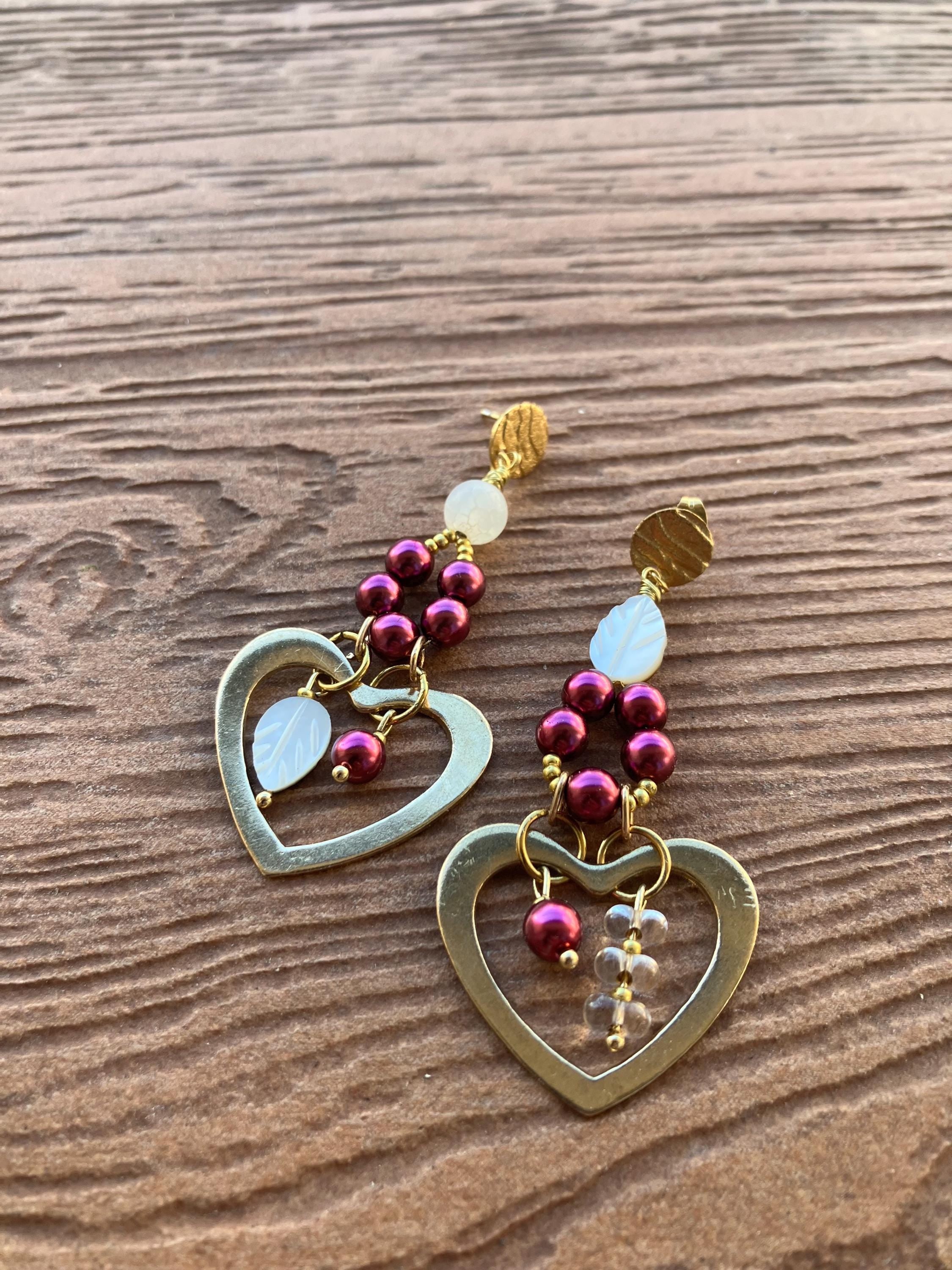 bouclés romantiques cœur dépareillées en laiton massif artisanal, perle naturelle craquelée, nacre sculptée et perles nacrées Swarovski