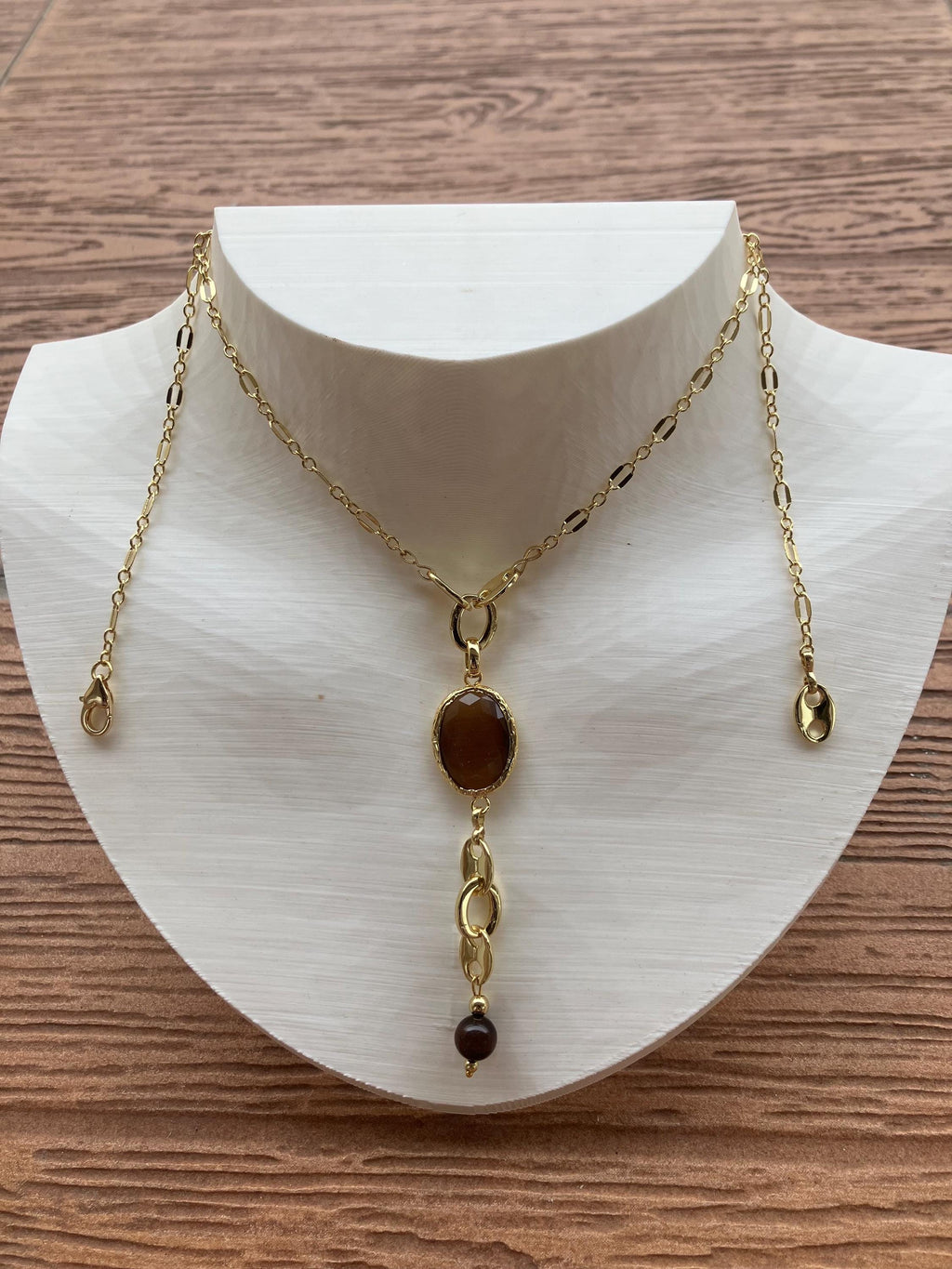 sautoir moderne chaîne torsadée en plaqué or, superbe connecteur en cristal œil de tigre dans sa lunette en plaqué or, semi précieuse
