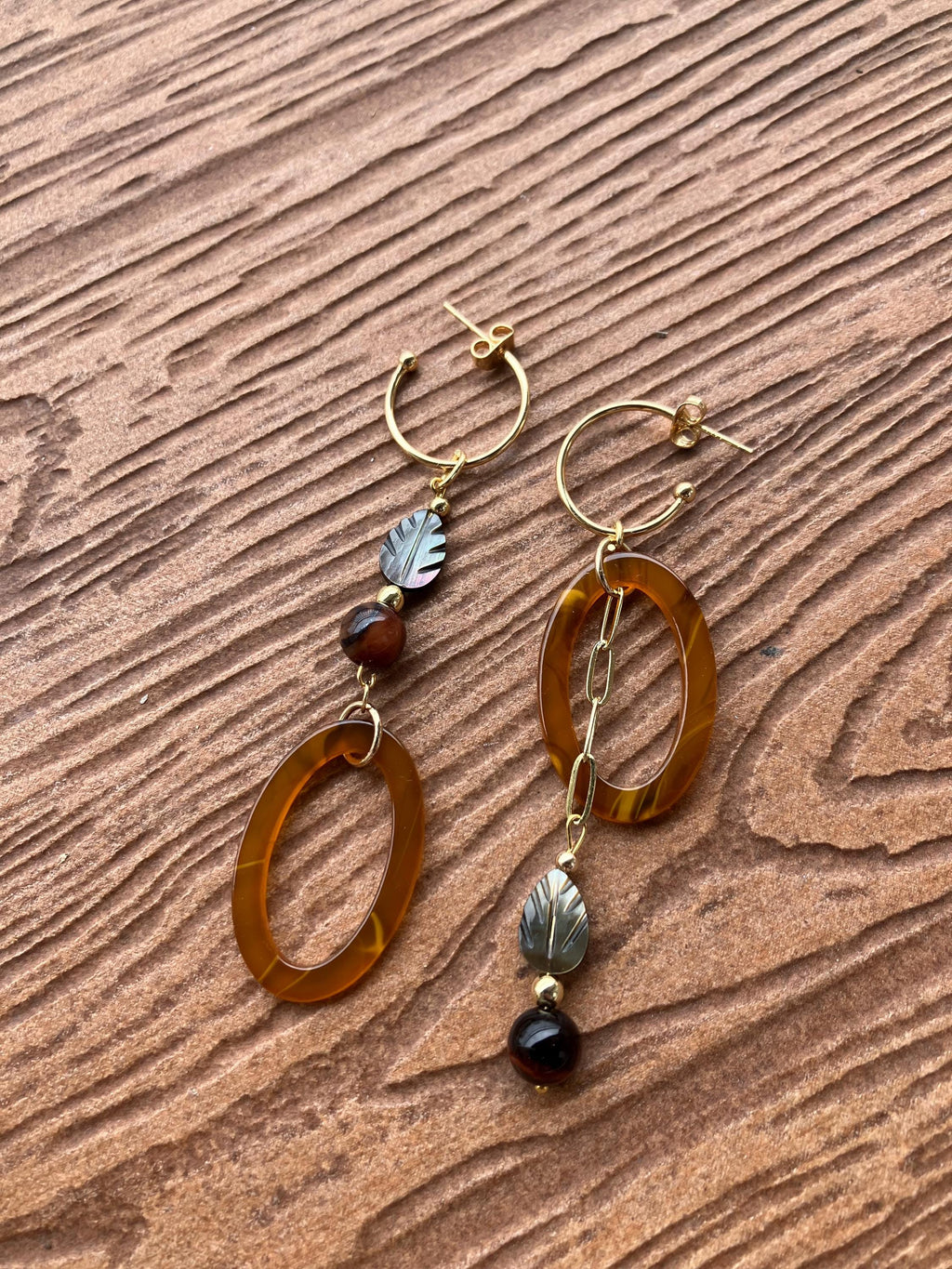 longues boucles dépareillées ethniques chic en œil de tigre, nacre naturelle, plaqué or et acétate