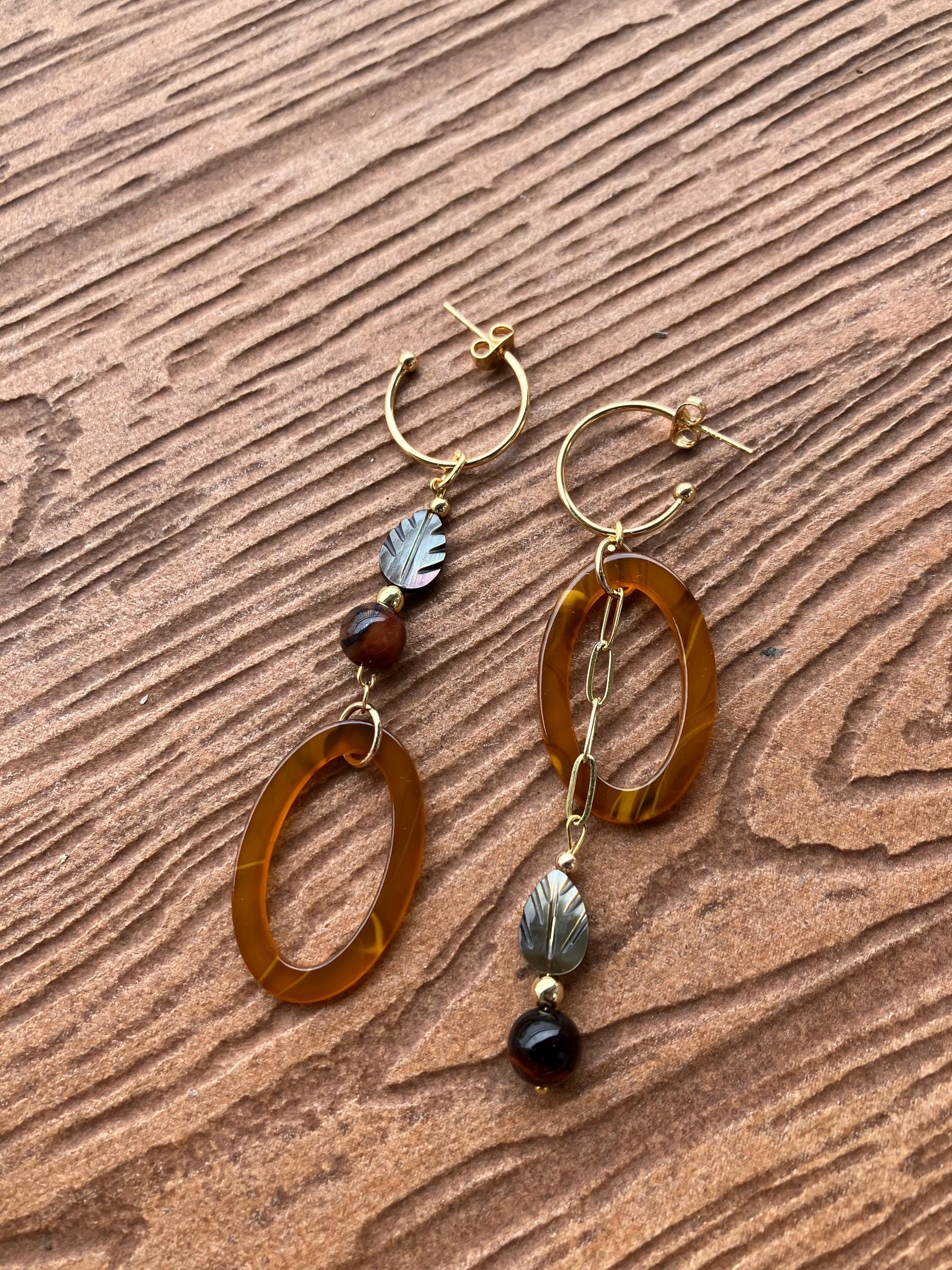 longues boucles dépareillées ethniques chic en œil de tigre, nacre naturelle, plaqué or et acétate